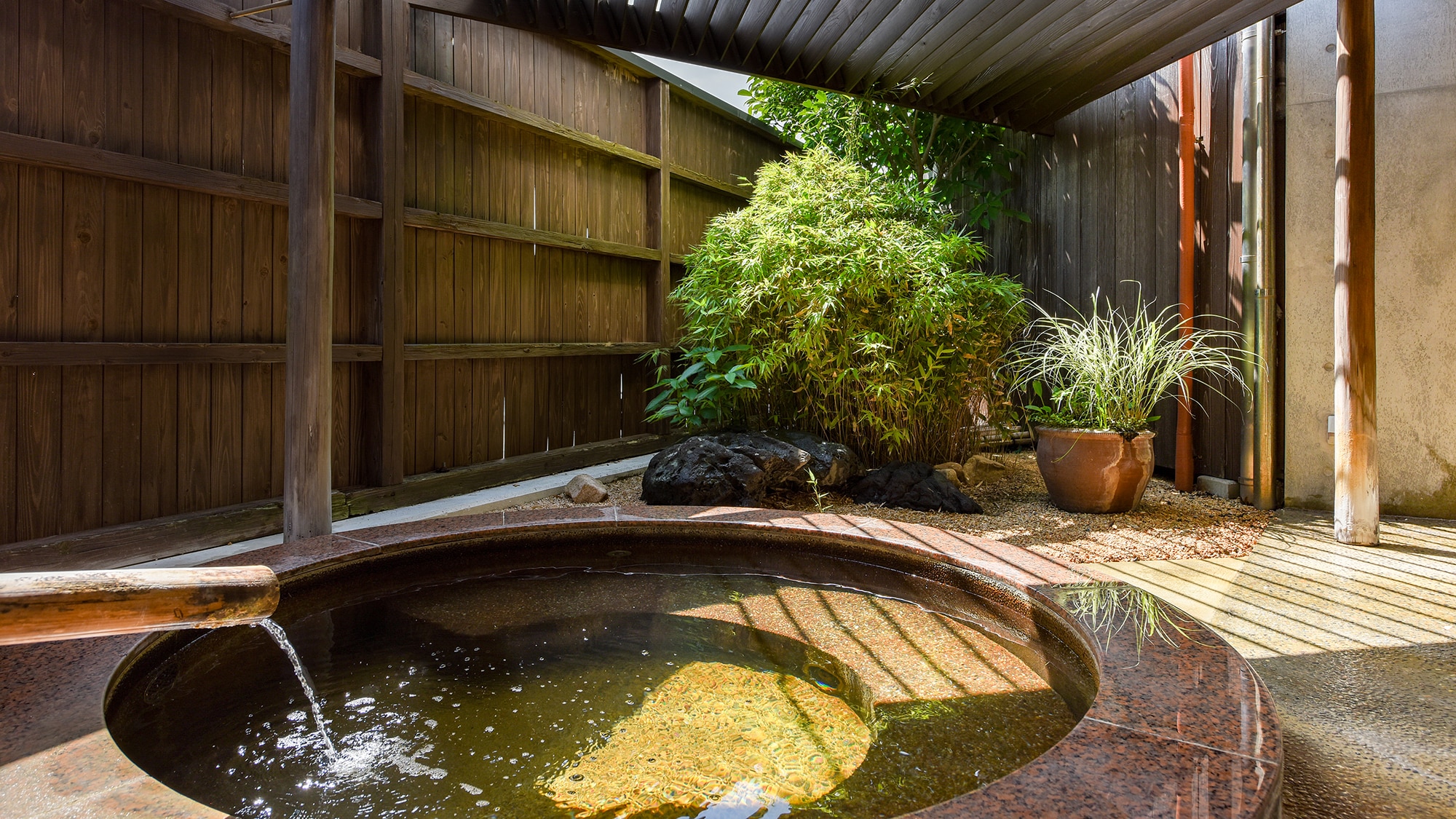 【温泉露天風呂】旅の疲れを優しく癒す「はぎ温泉」。