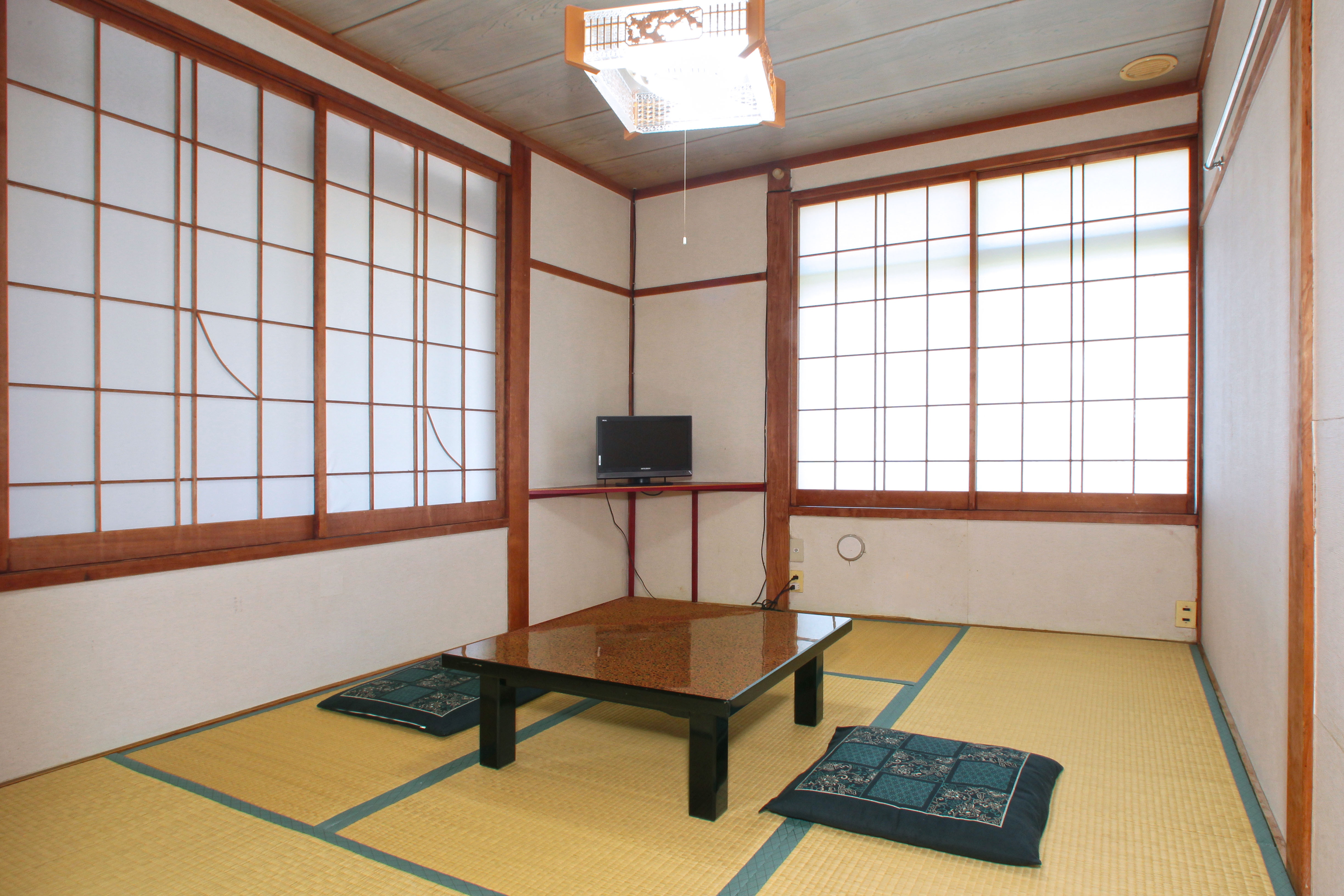 Japanese-style room (6 tatami mats)