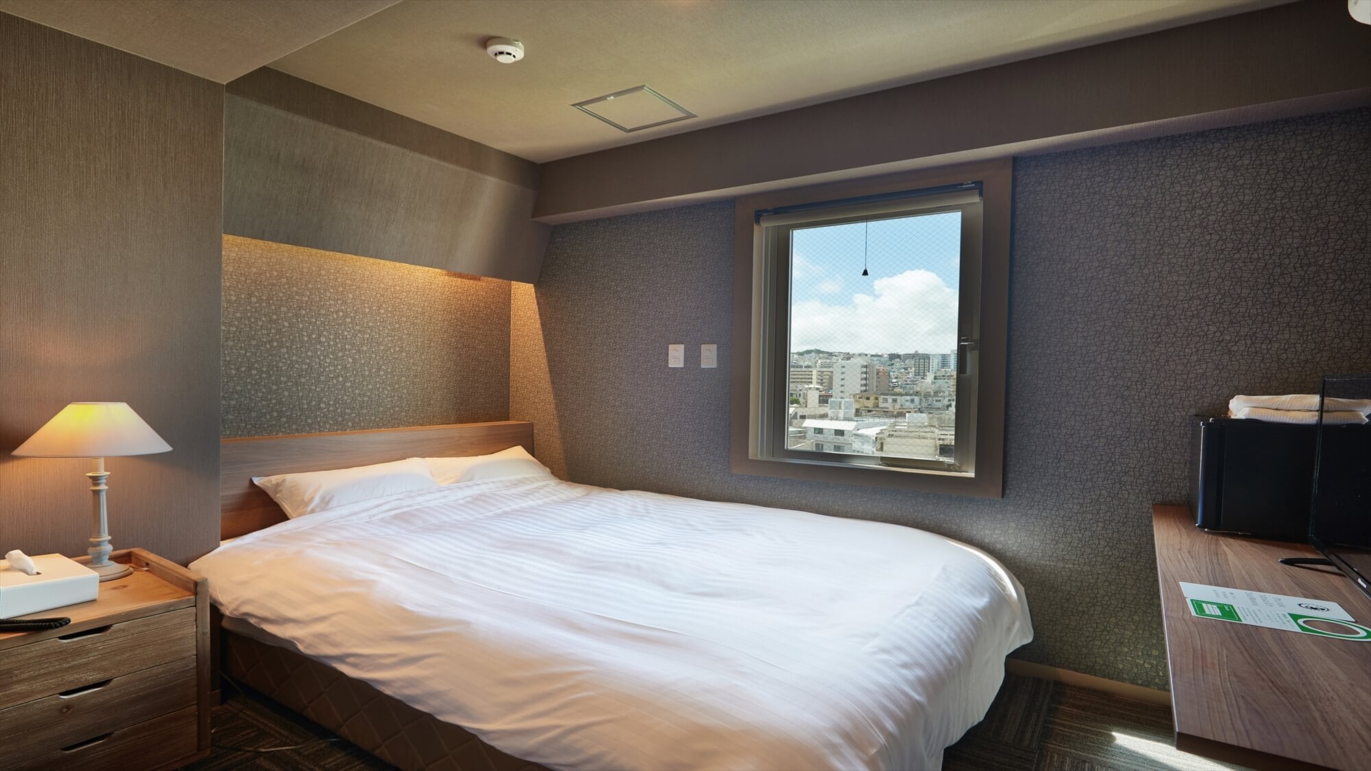 [Double Room] The bed size in the double room is 142cm wide x 195cm long.