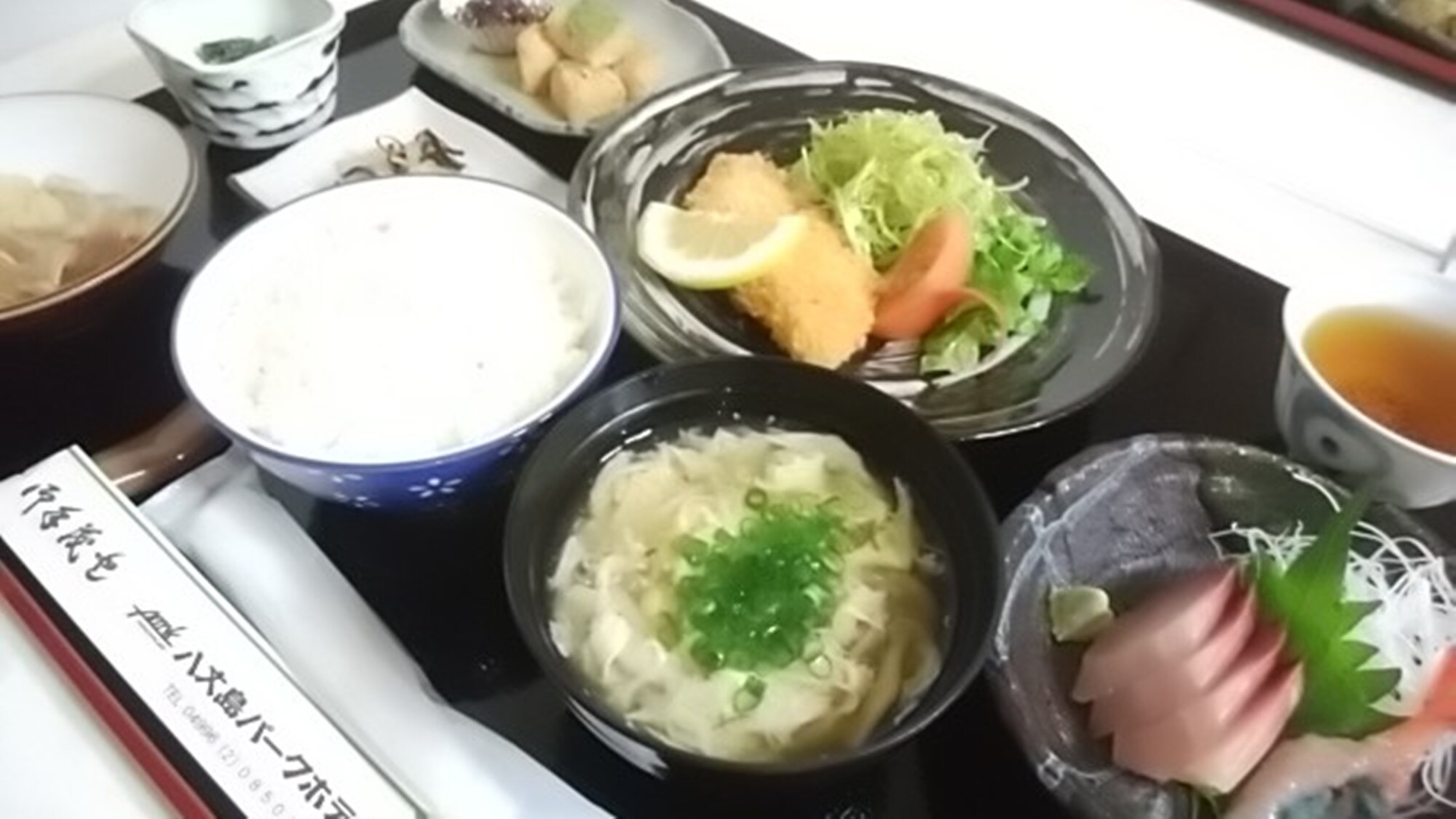 *晚餐（示例）：我们提供每日日式菜单，包括生鱼片、烤鱼和油炸食品。