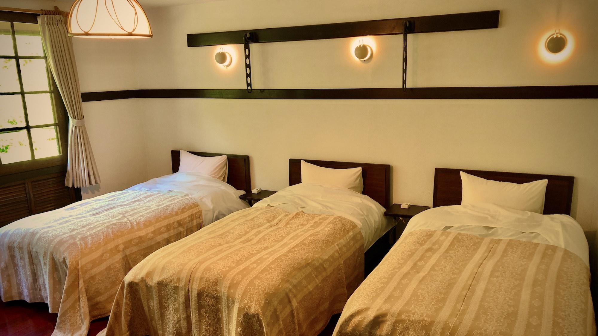 Western-style room with 4 beds
