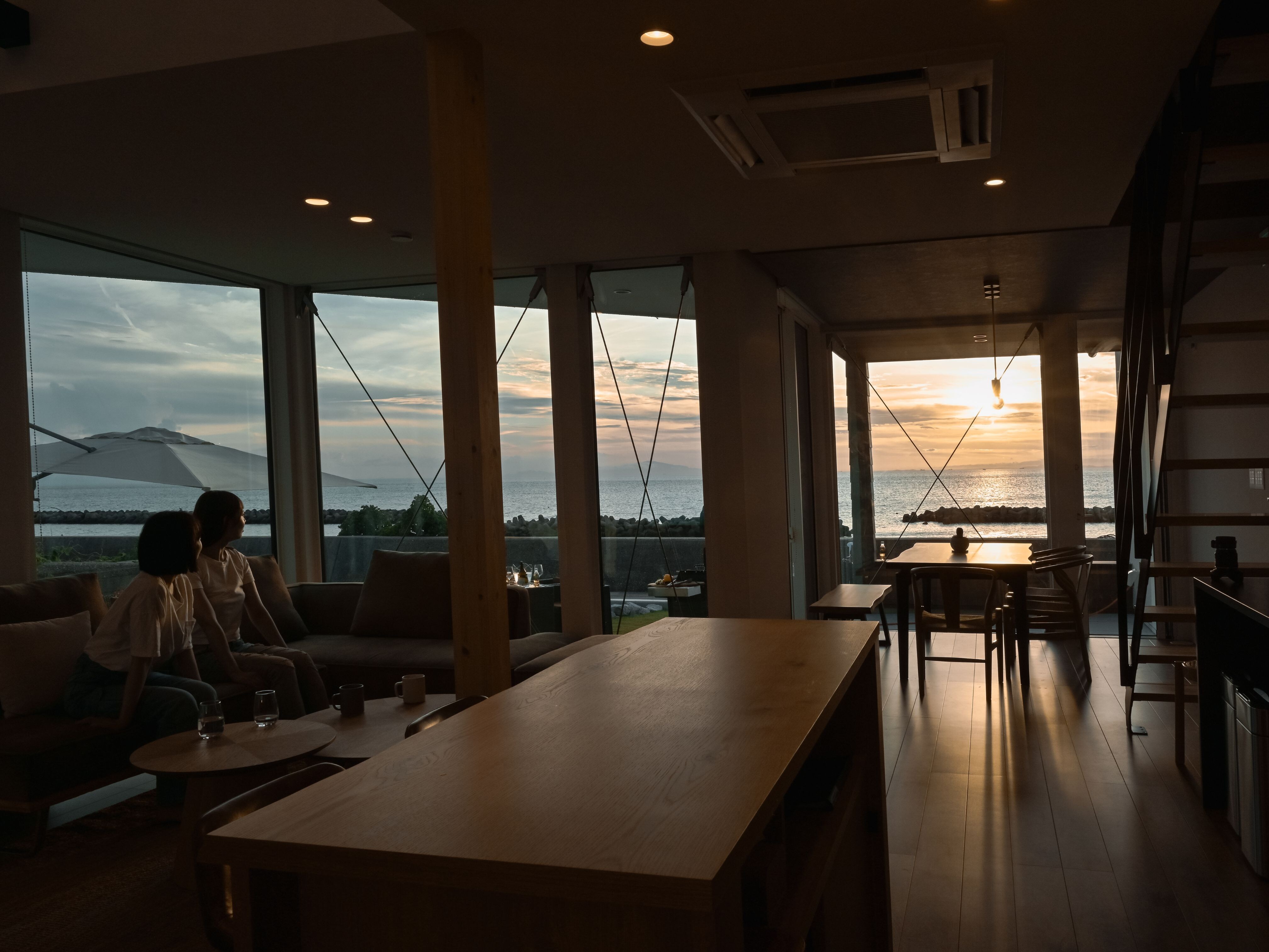 Relaxing living room where you can watch the sunset