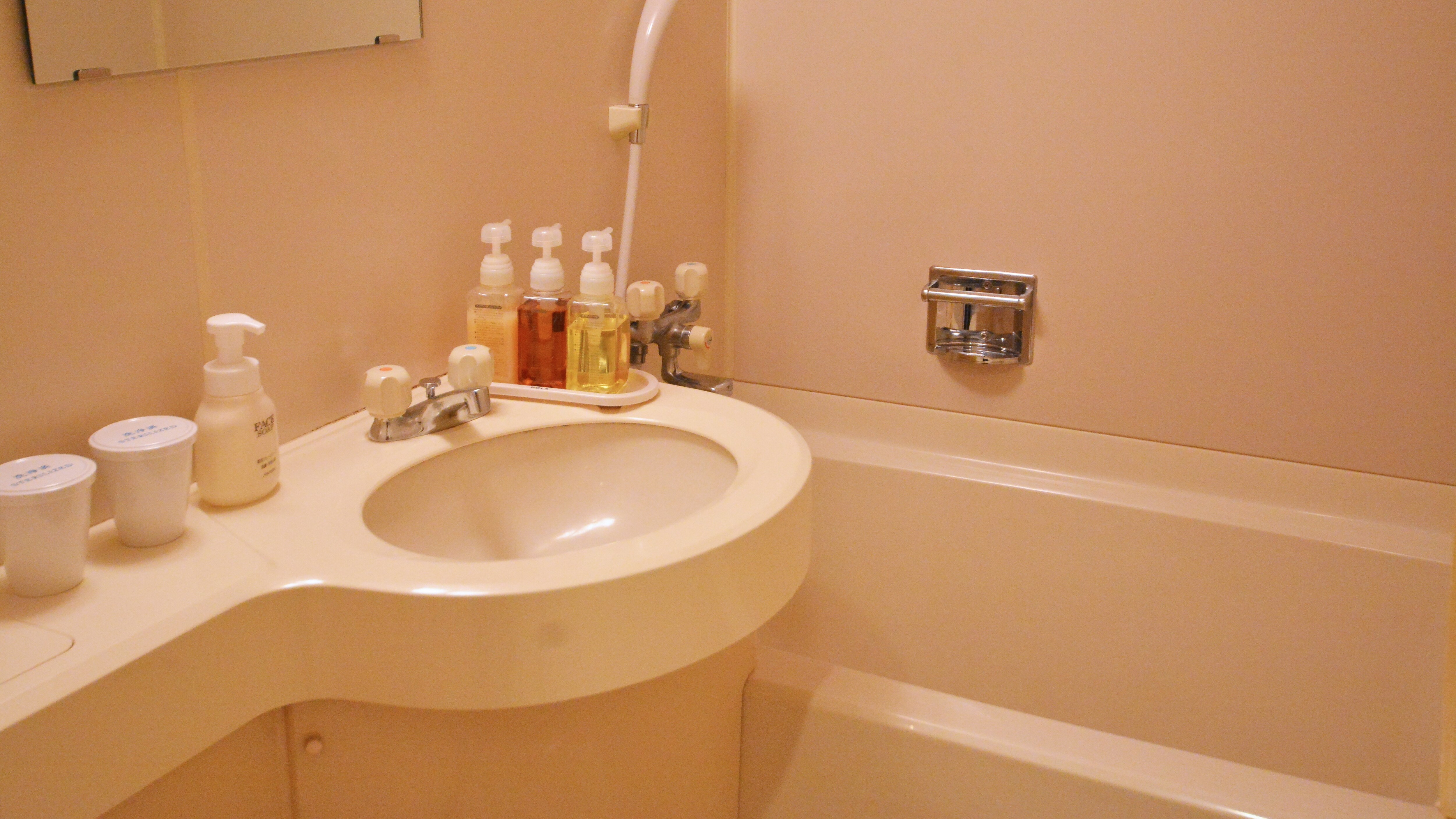 Non-smoking room bath