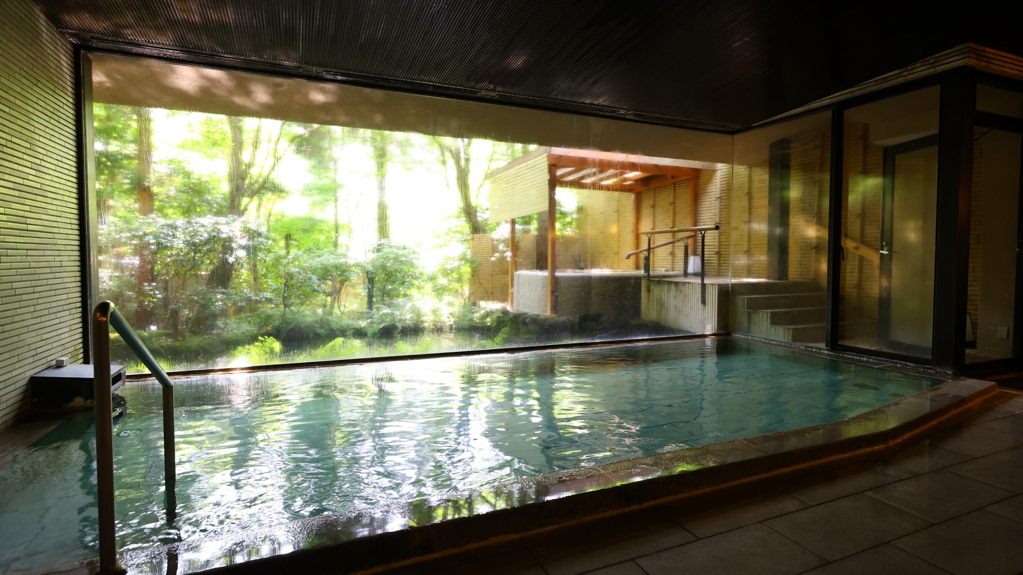 【大浴场】您可以尽情享受夏目漱石等明治时代文人墨客所钟爱的汤河原温泉。