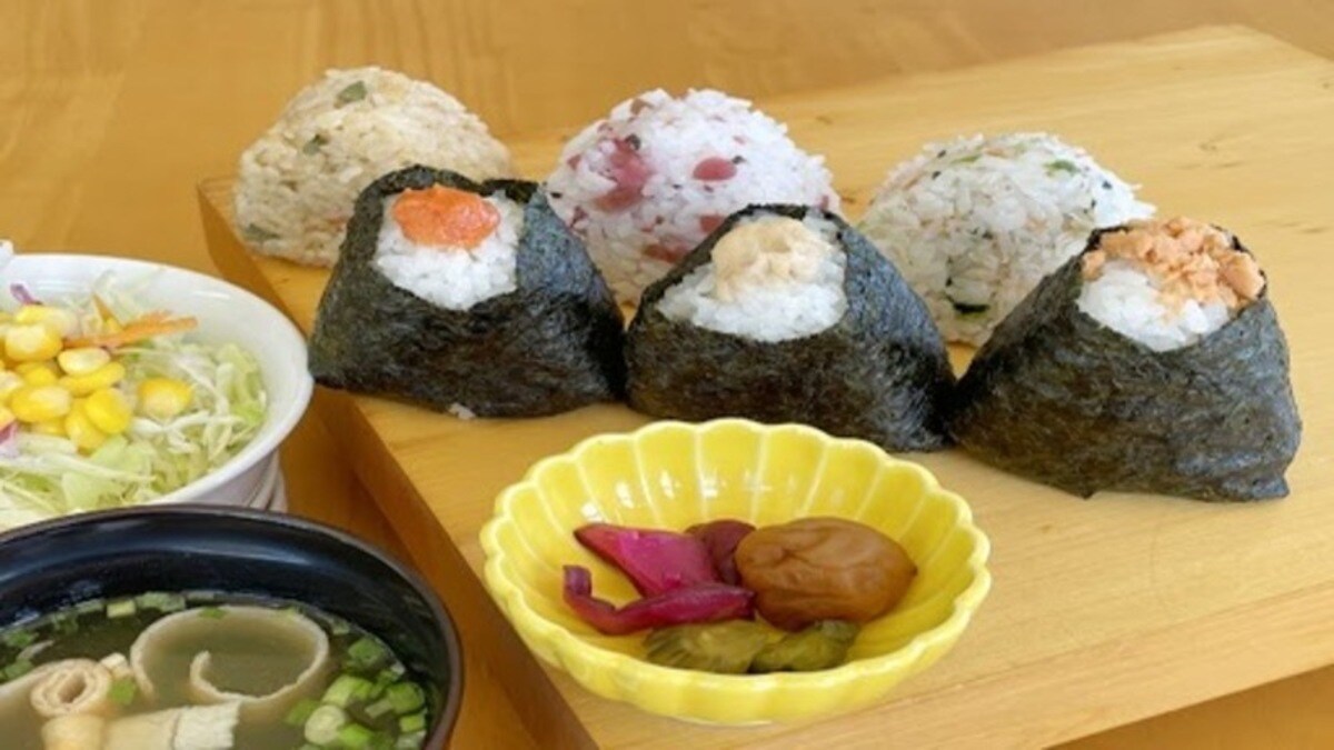 【免费轻便早餐】配餐示例：饭团、味噌汤、沙拉、煮鸡蛋等