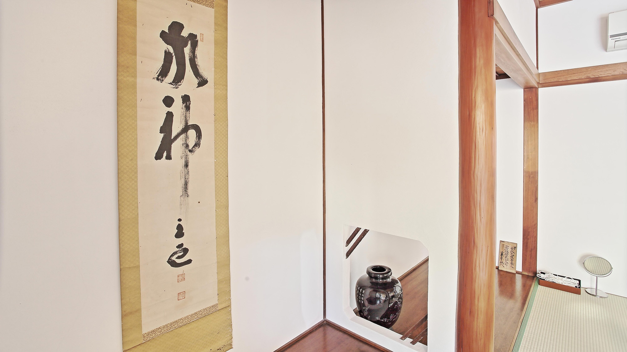 ・[Rooms] Every detail, from hanging scrolls to flower vases, is designed with hospitality in mind