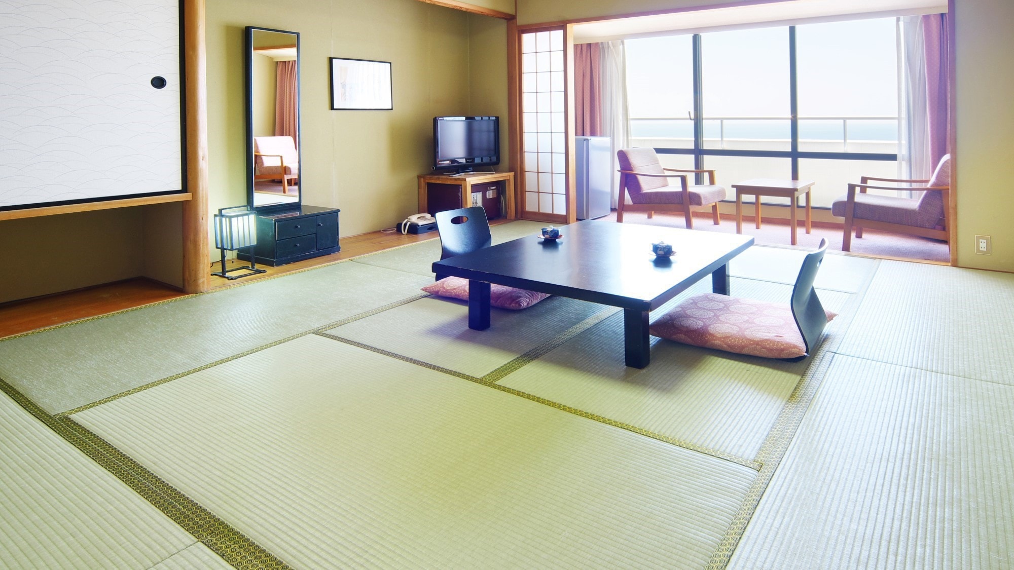 The Japanese-style room is 10 tatami mats in size and can accommodate up to 4 people.