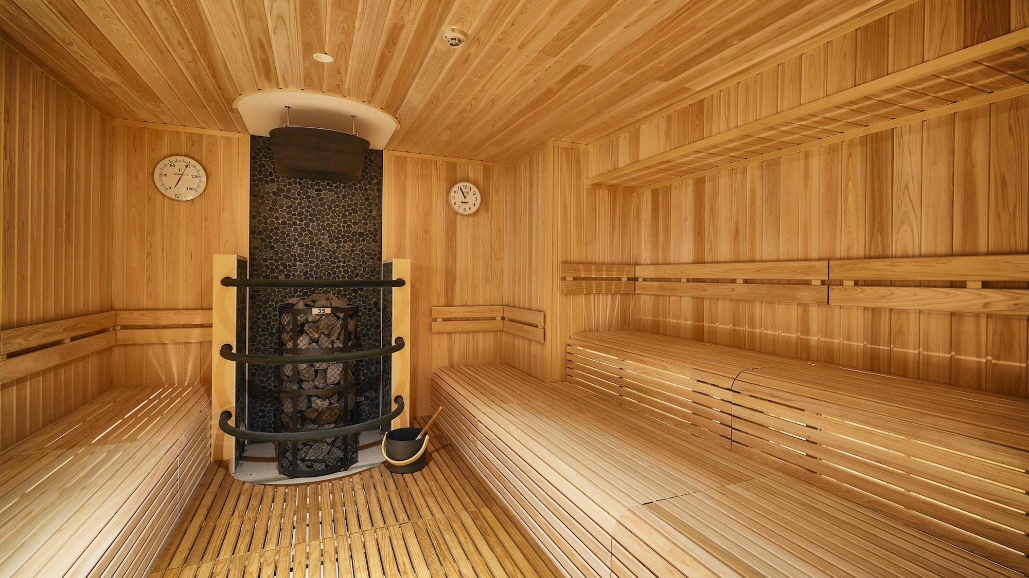 ``Kawa no Yu'' women's sauna - Authentic Finnish style sauna with self-rolling function