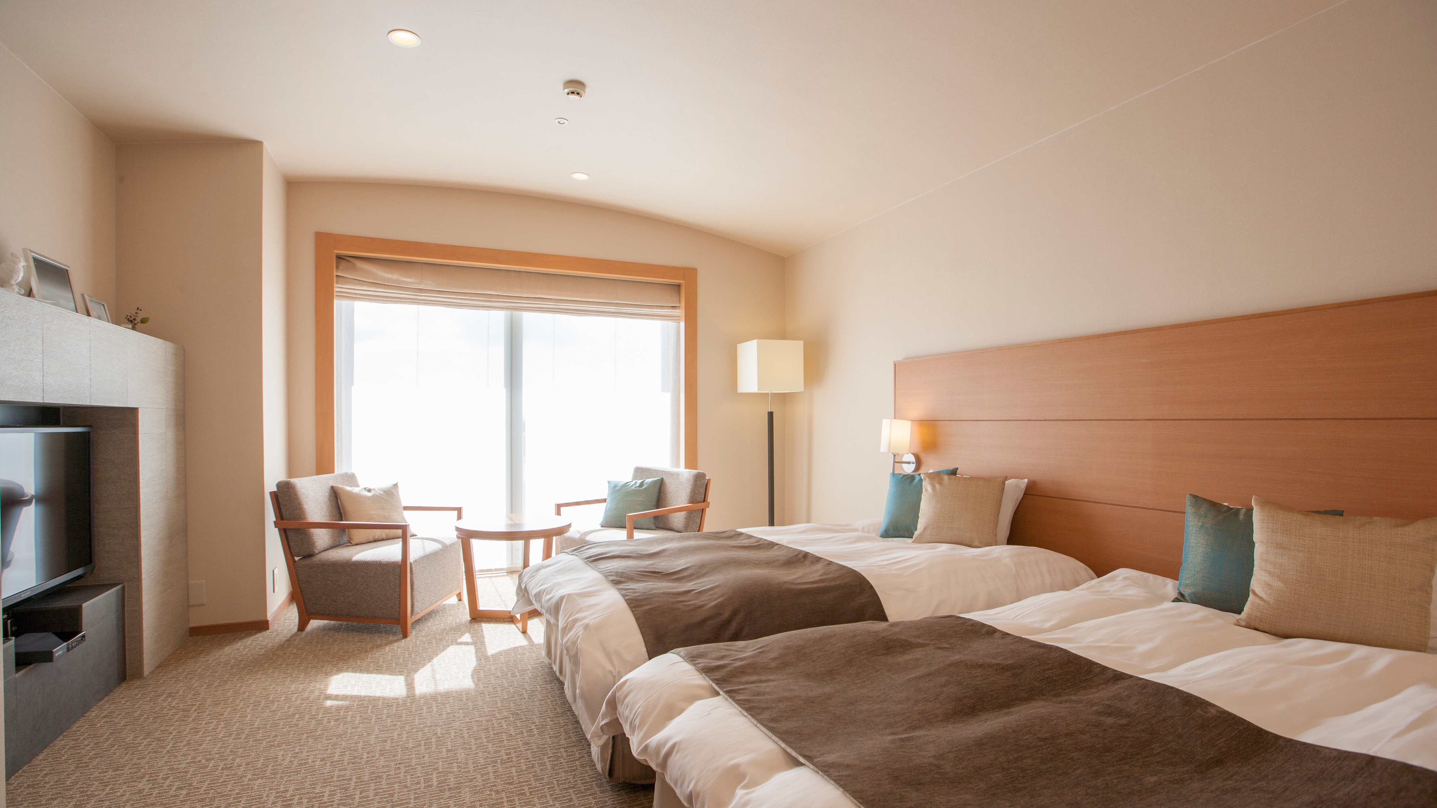 Western-style room with balcony