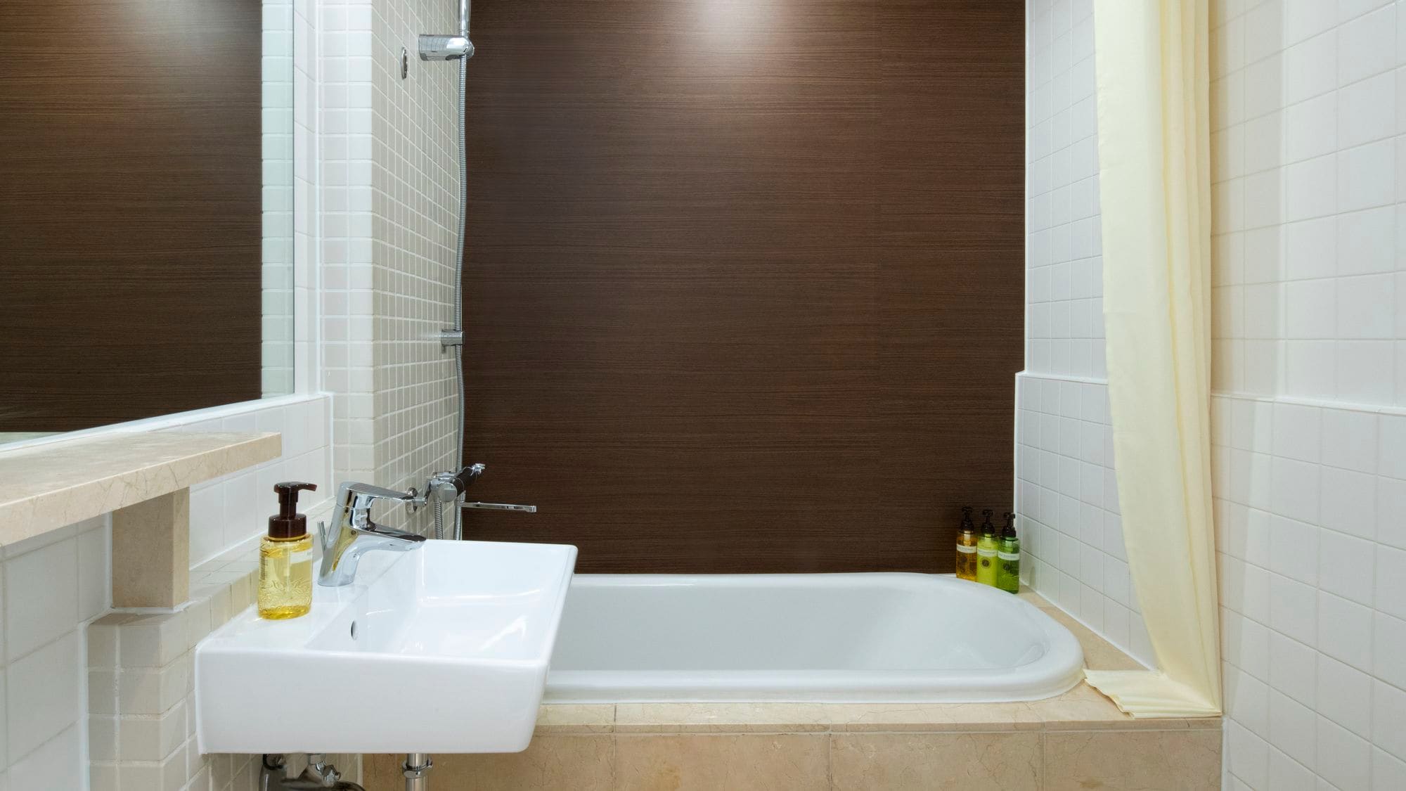 Bathroom/Superior Twin