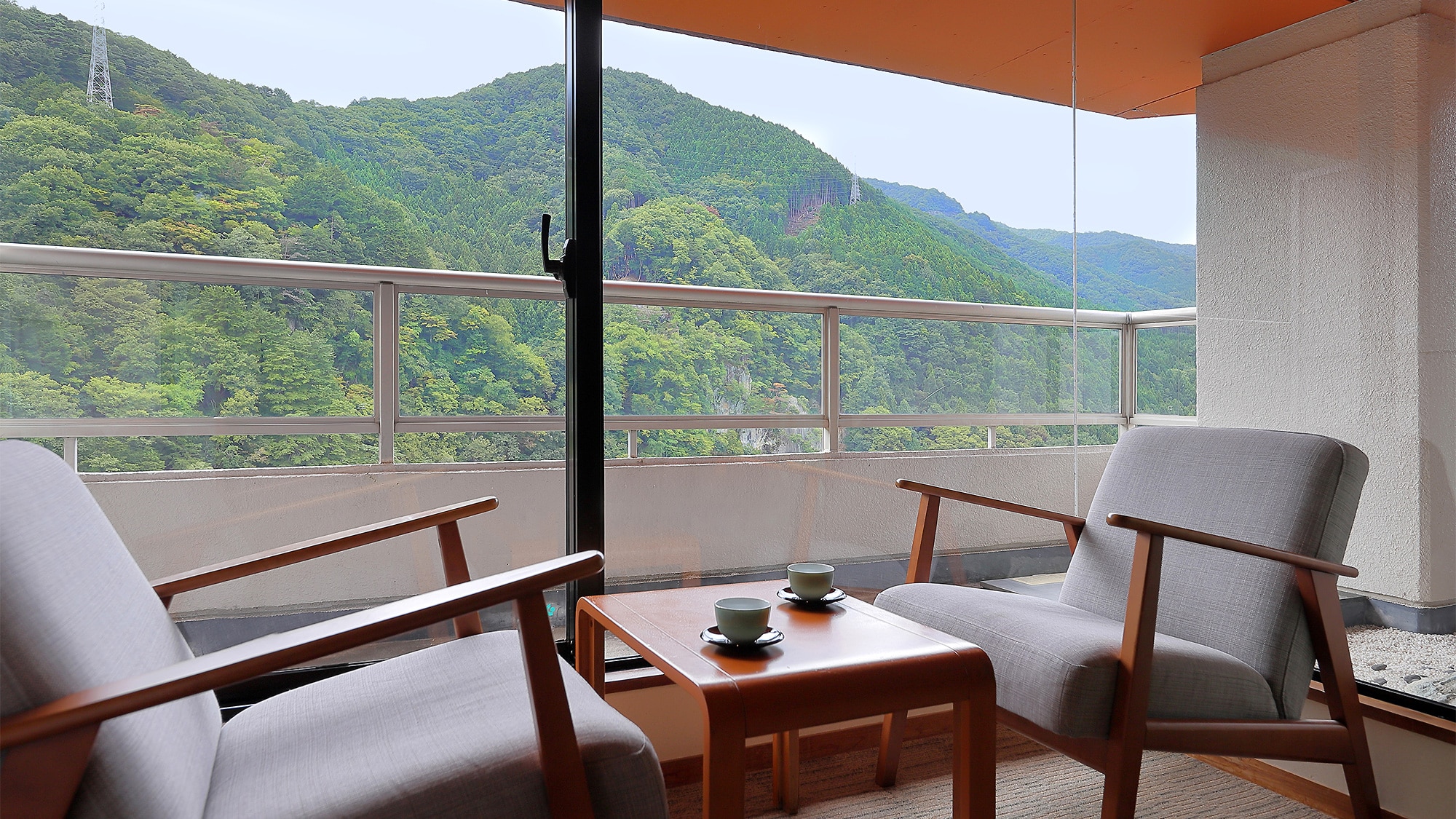 [Japanese-style room] Top floor, family room with bath