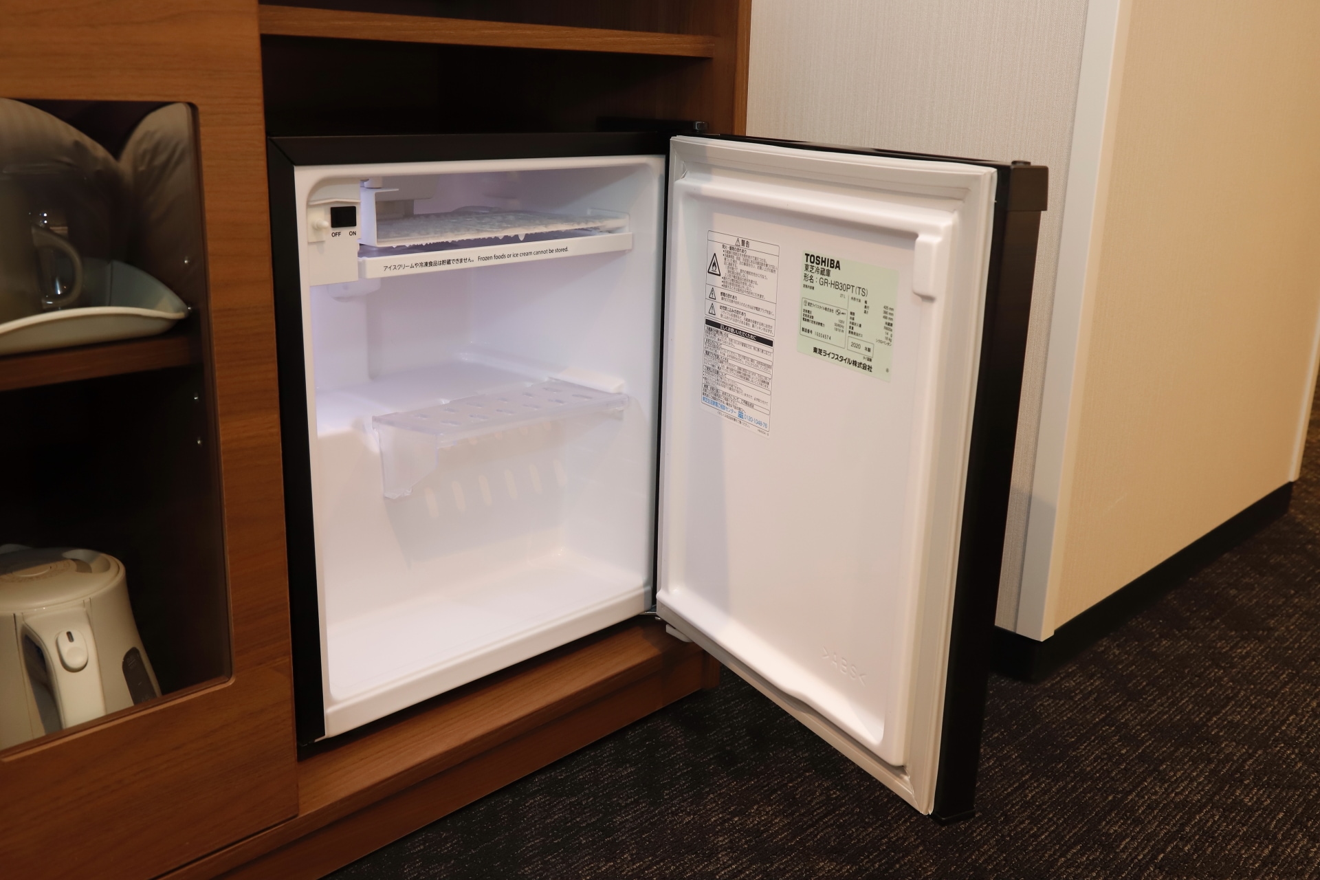 客房冰箱*前台不能寄放冷藏、冷凍物品*