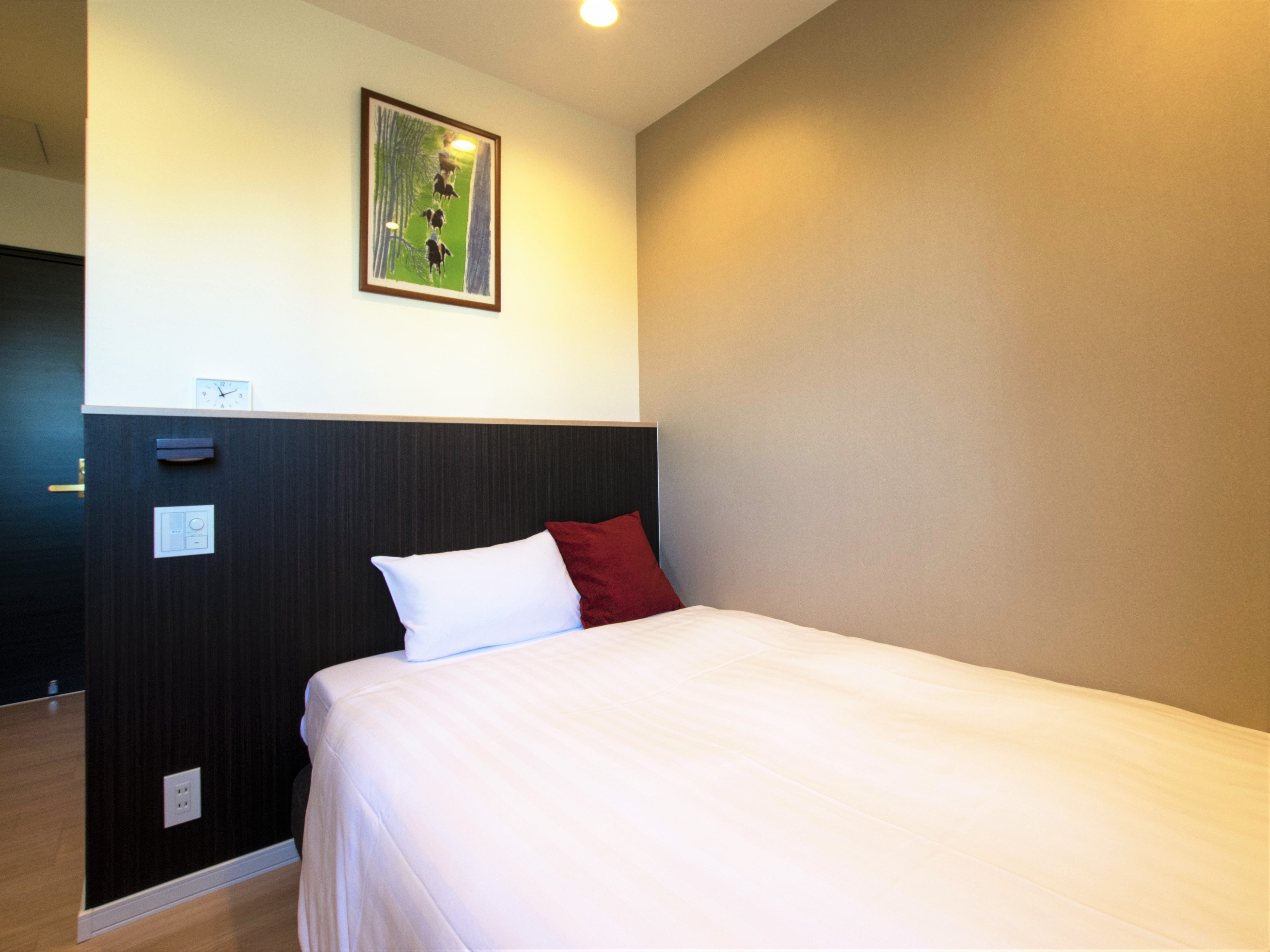 Single room: The bed is 120cm in size, allowing you to sleep comfortably.