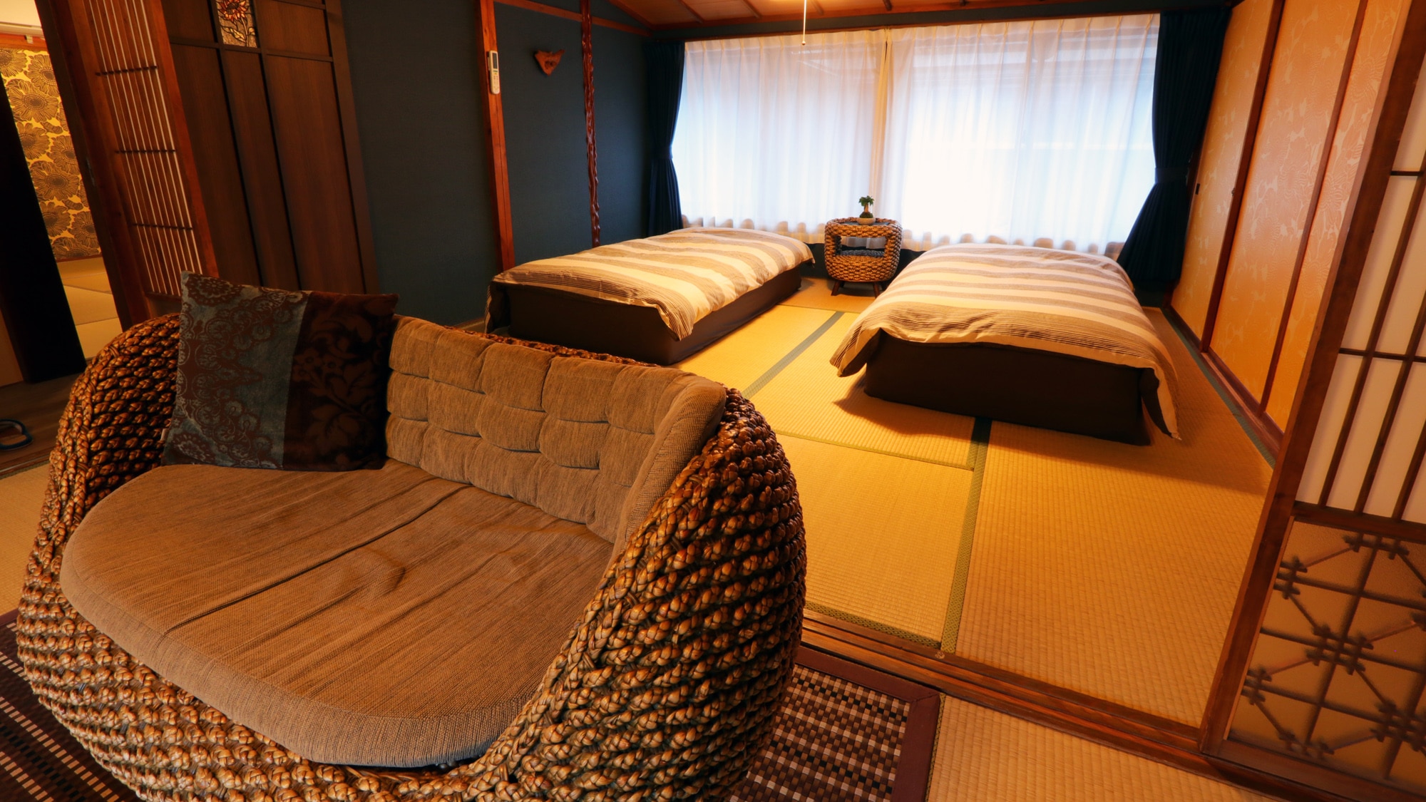 Relaxed retro Japanese-Western style room (16 tatami mats) for 2 people [non-smoking]