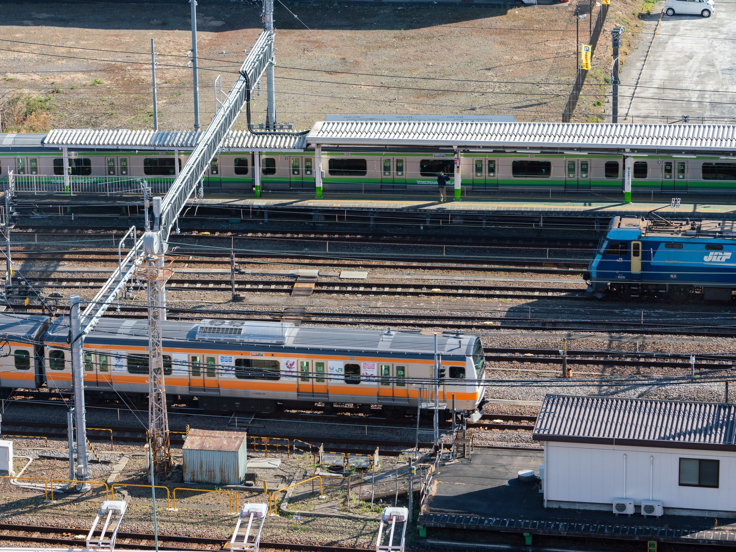 In addition to the Yokohama Line and Chuo Line trains, you can see JR Hachioji Station, a sacred place for railway fans who also travel by freight trains.