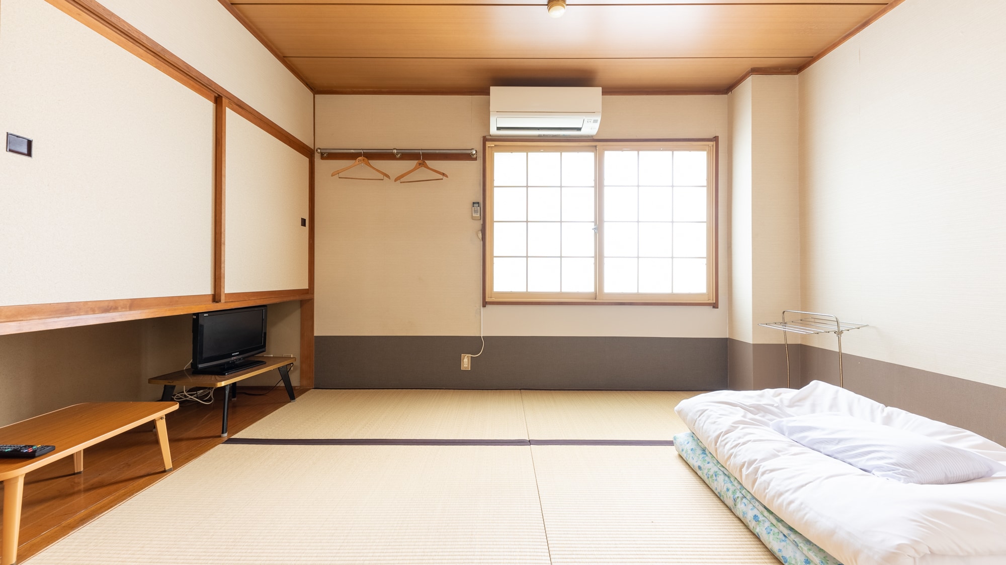 [Smoking] Japanese-style room for 1-4 people (shared bathroom and toilet)