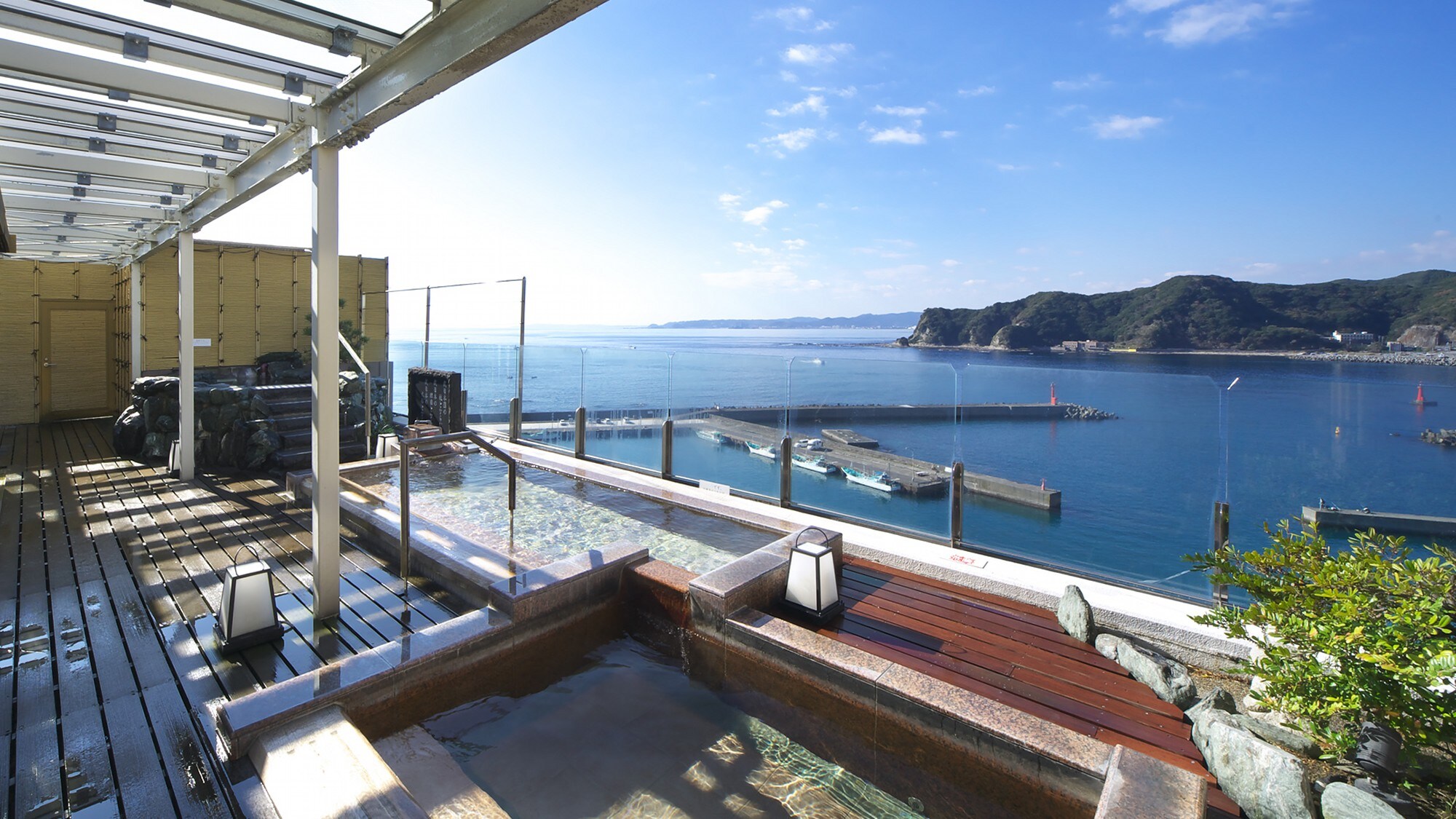 [Pemandian Taman Langit/Seigan no Yu] Nikmati pemandangan yang senantiasa berubah sepuasnya sambil berendam di sumber air panas.