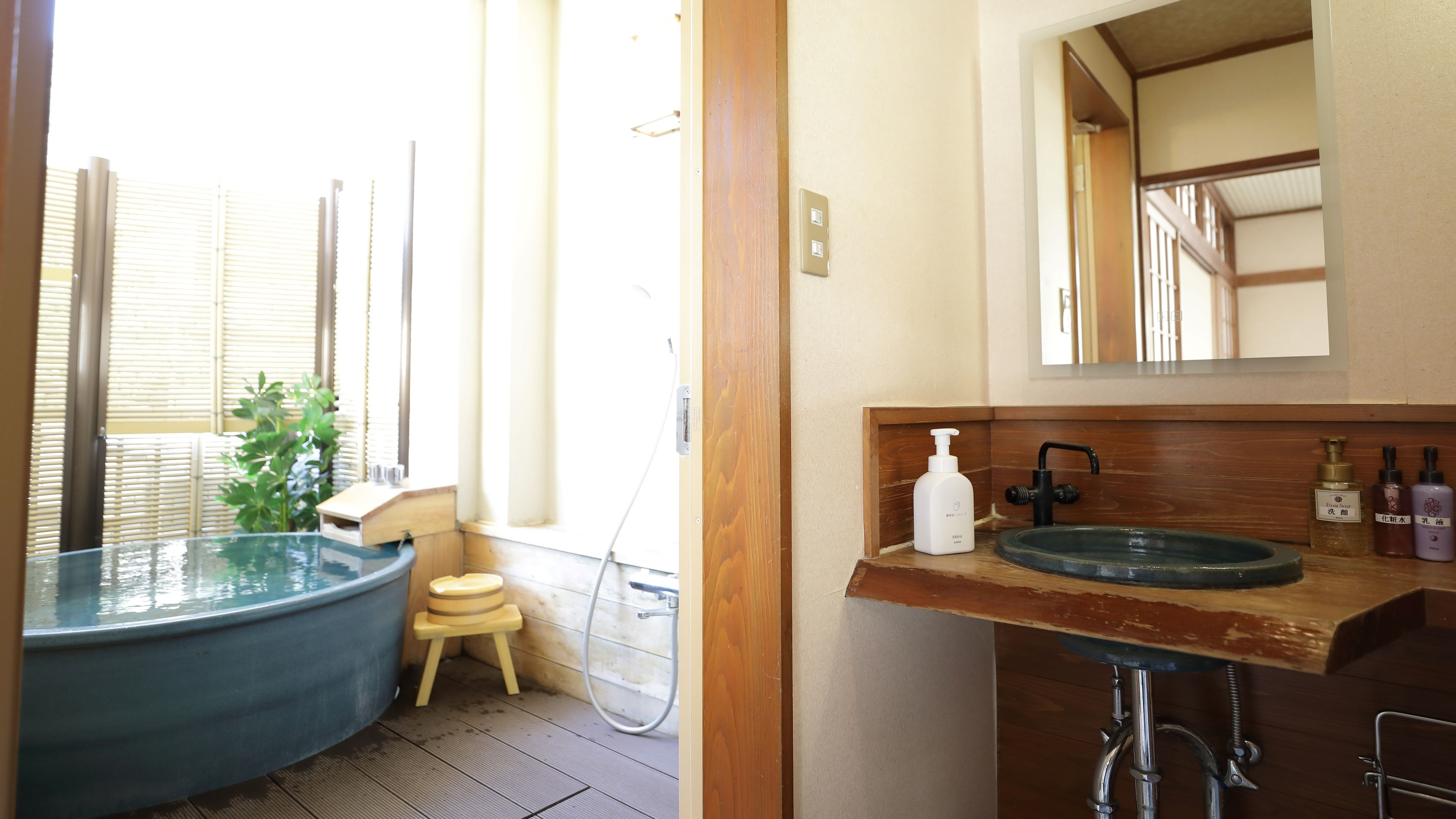 Japanese-style room with an open-air bath facing the ocean. Although the bath in the guest room is not a hot spring, please enjoy your own private time.