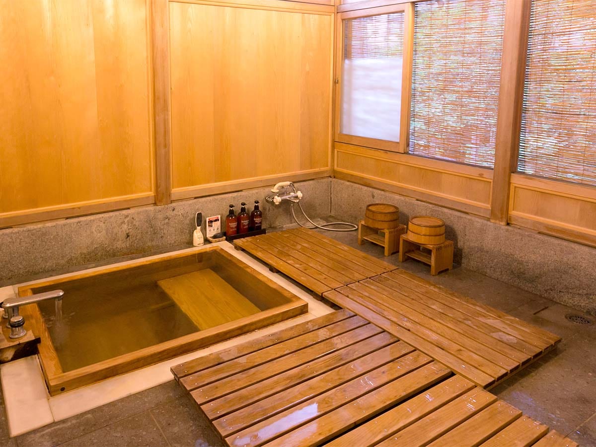 [With free-flowing hot springs / detached / Enmeikaku] The detached "Enmeikaku" located in the center of the Japanese garden is an important cultural property of the country.