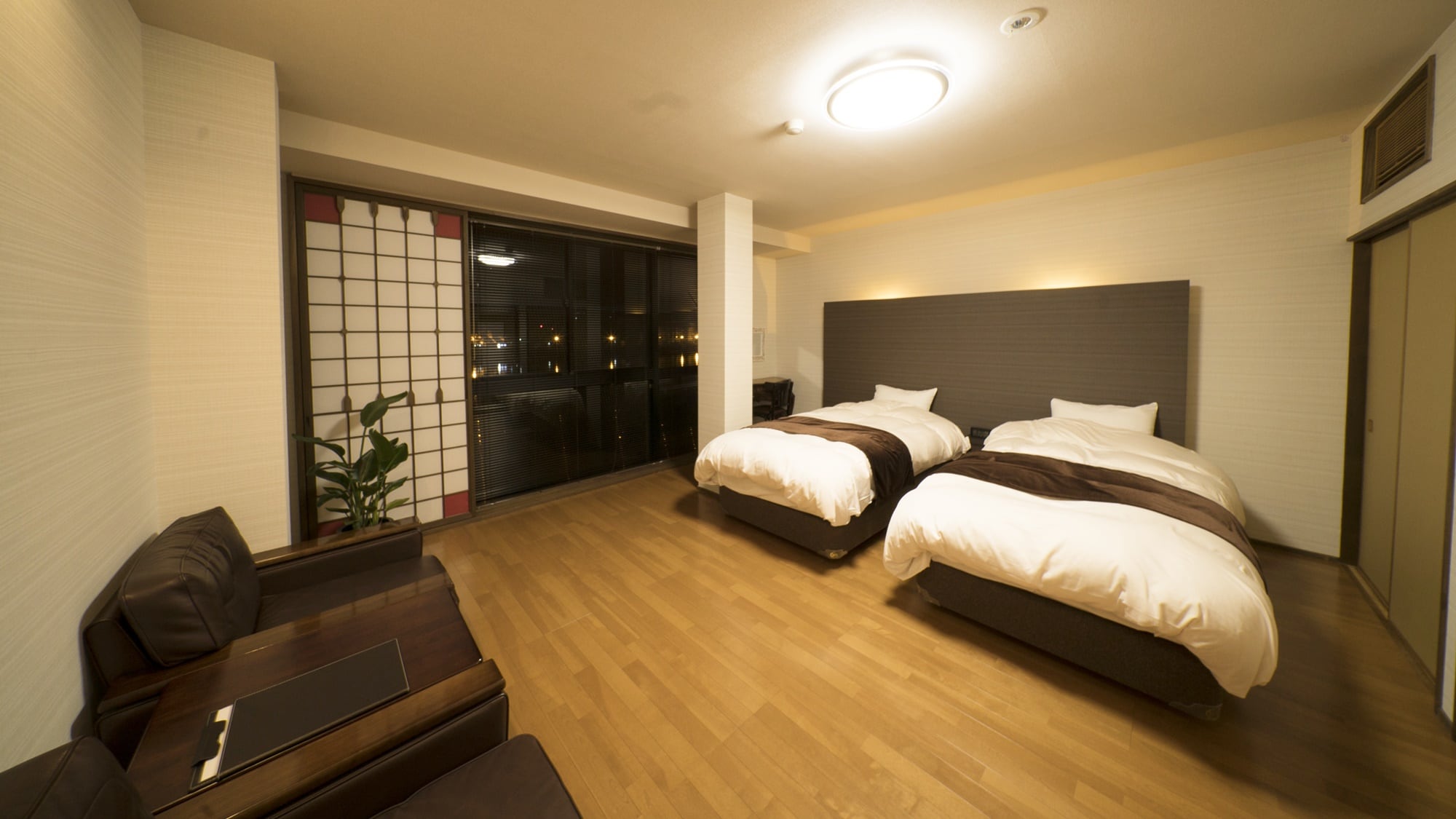The room has a calm atmosphere and is decorated in chic colors.