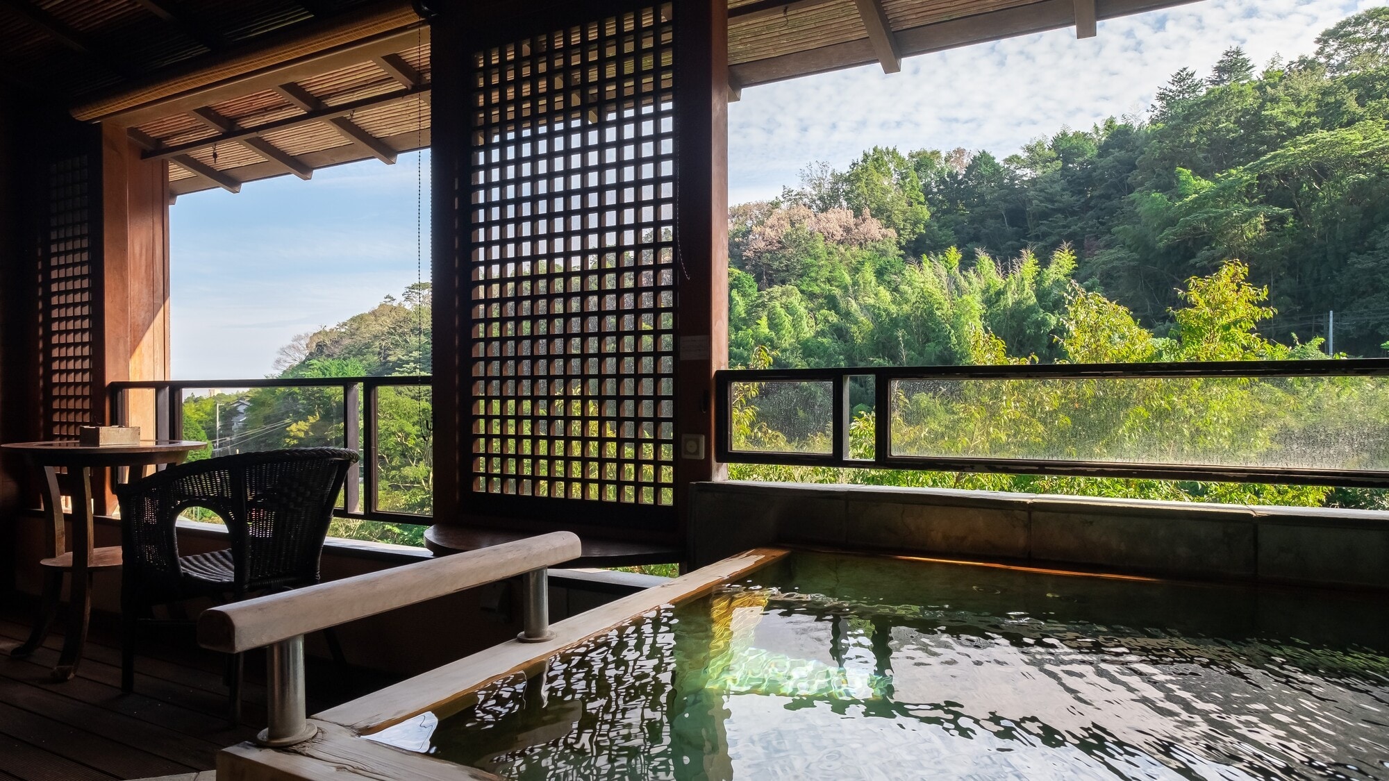 [Loại F: Fujimura] Phòng này có thể ngắm nhìn Vịnh Sagami qua tấm rèm của bồn tắm ngoài trời, và tiếng róc rách của Sông Chitose chảy bên dưới chính là nhạc nền.
