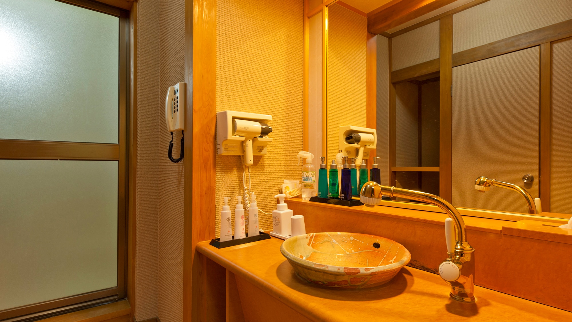 ■Junior suite Japanese-style room｜Each guest room is fully stocked with amenities and cosmetics for women and men