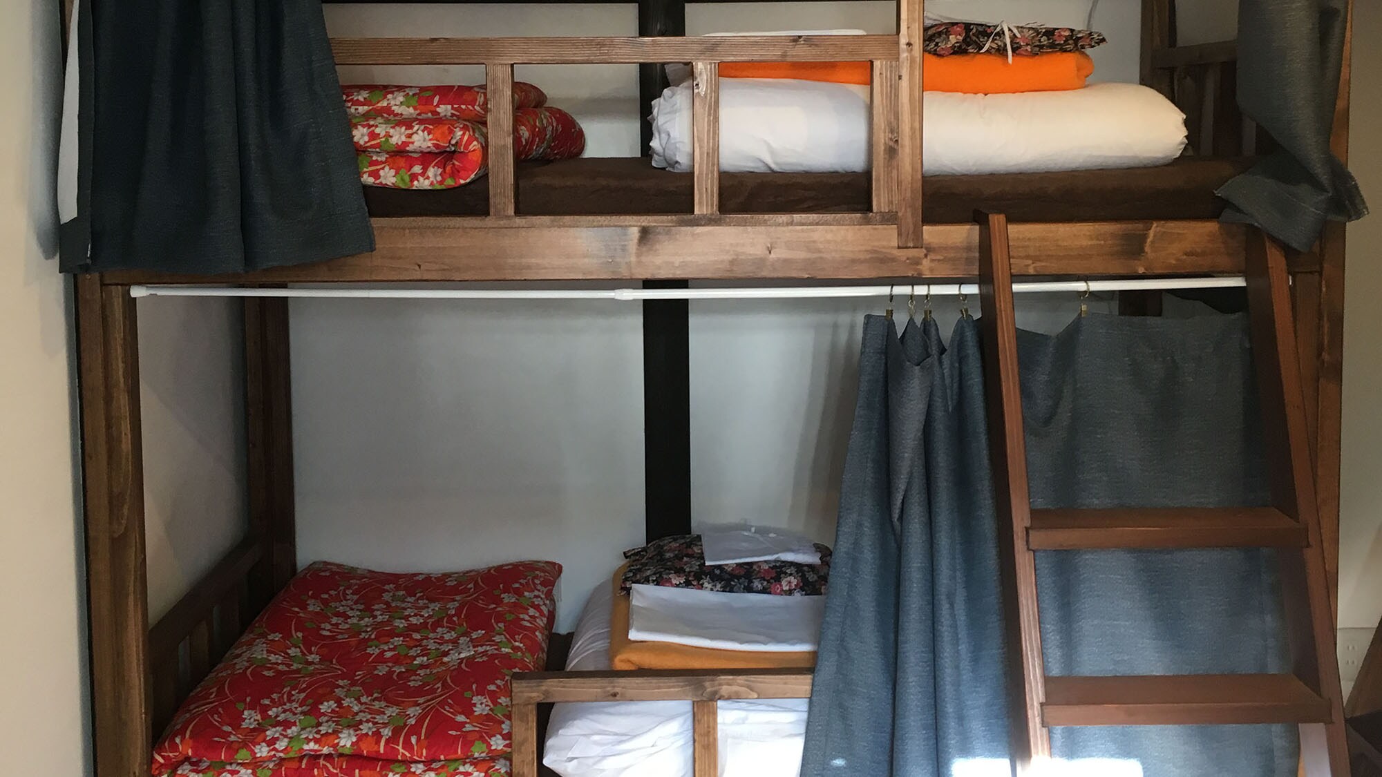 ・ [Unisex Dormitory] This is a shared room for both men and women. Please use one space of the bunk bed.