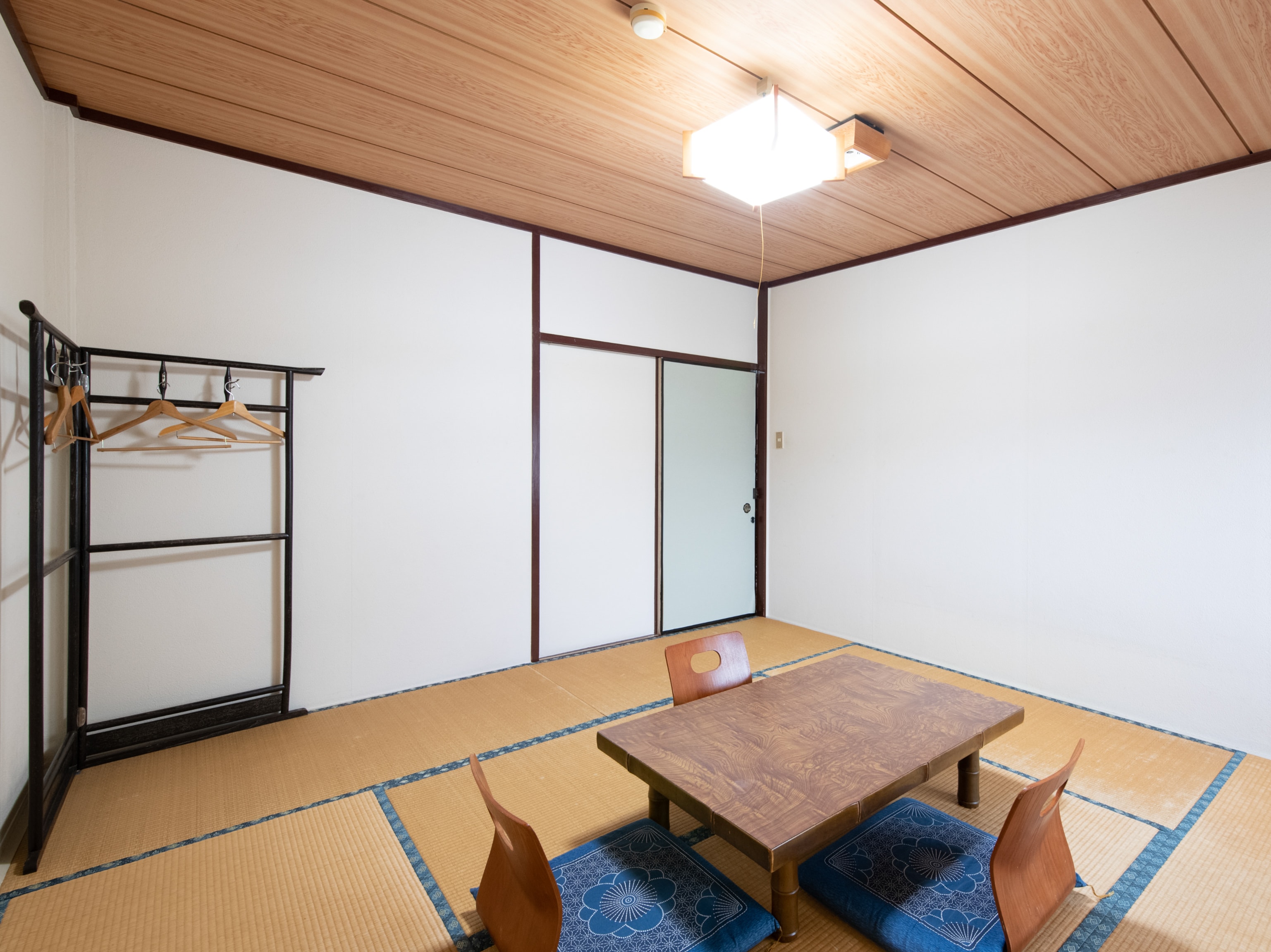 Japanese-style room for 3 people (shared bath and toilet)