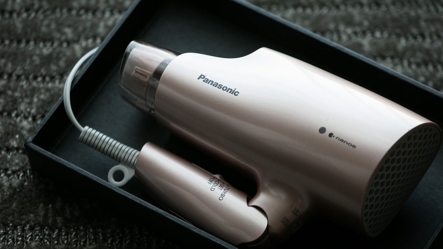 Common to all rooms / Hair dryer that "Nanoe" penetrates into hair and moisturizes it to make it moist and cohesive.