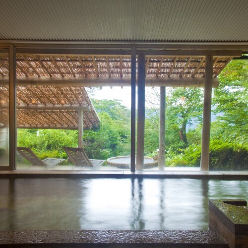 It is a spacious public bath that blends in with nature.