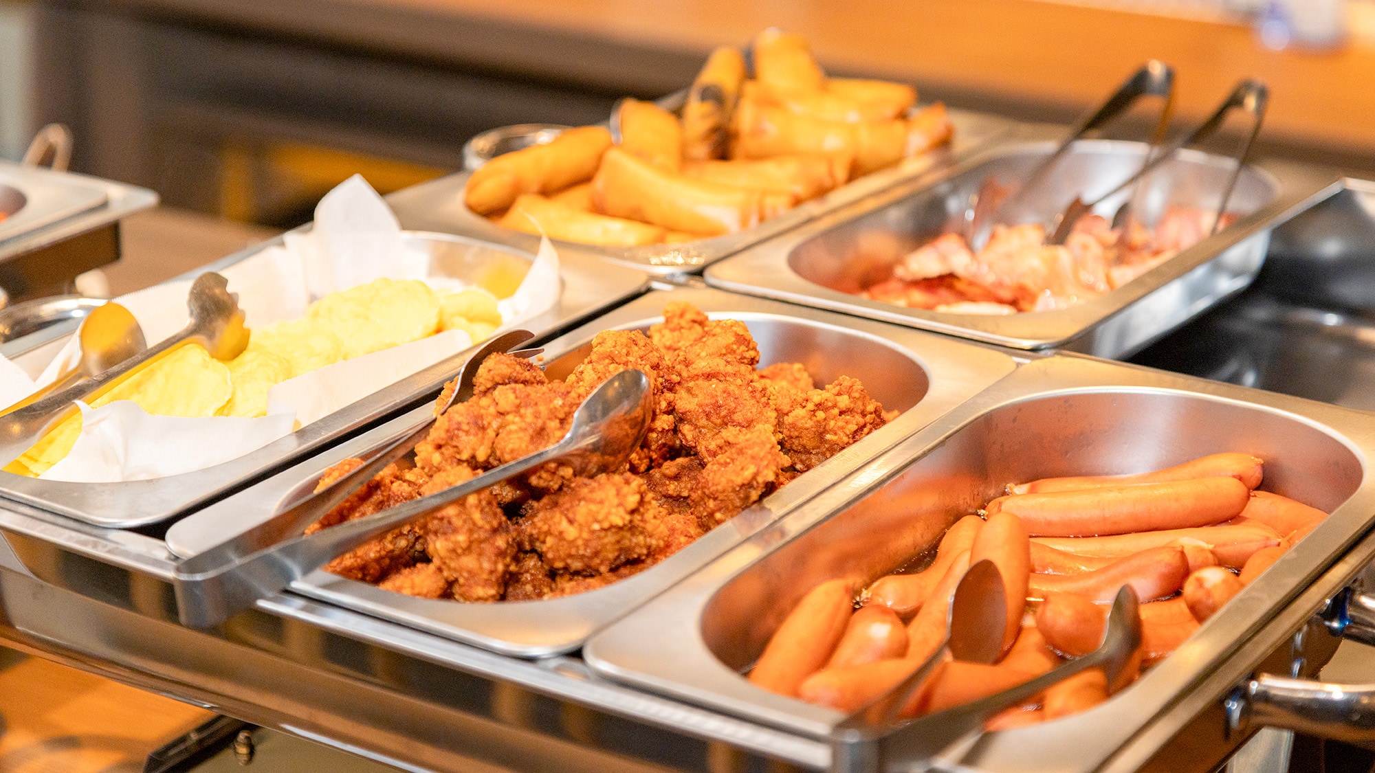 Tiệc buffet gồm 40 món ăn Nhật Bản và phương Tây, bao gồm các món đặc sản của Iwate