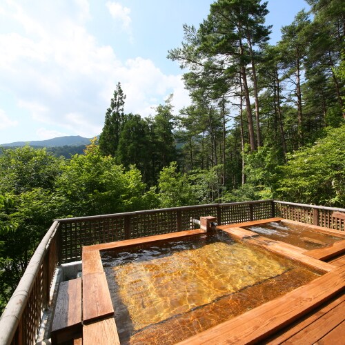 Phòng tắm ngoài trời có bồn tắm nước nóng