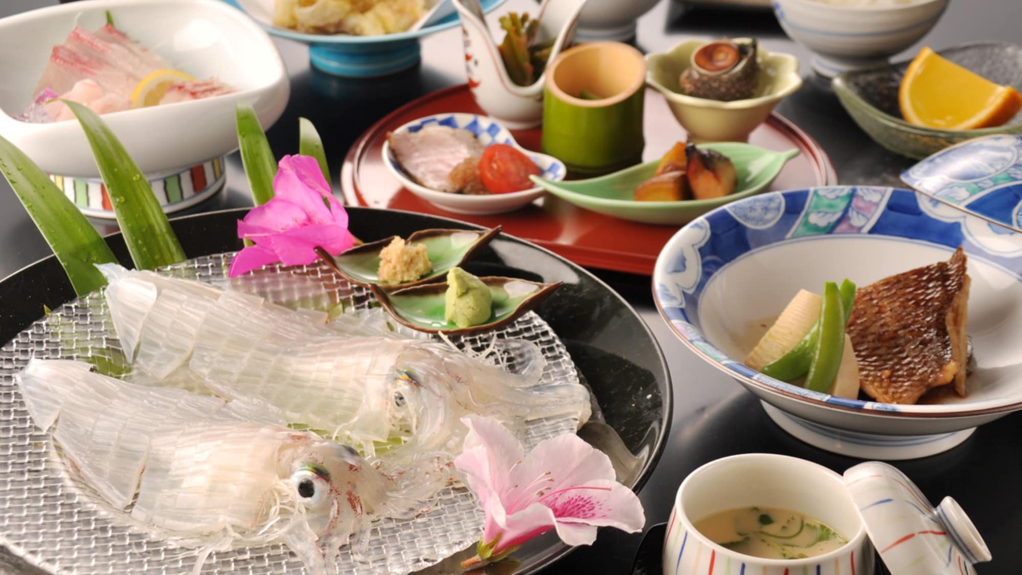 【晚餐示例】鱼缸中游动的鲜活鱿鱼的怀石料理