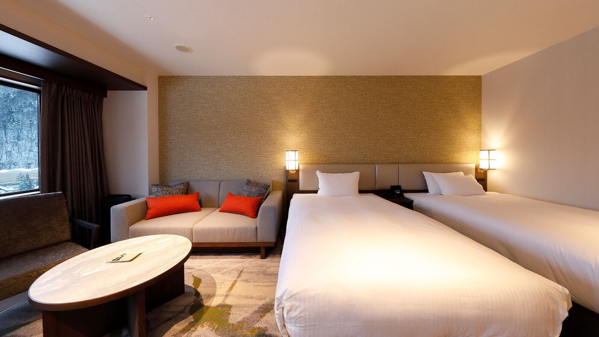Phòng Junior Suite (40 mét vuông): Tận hưởng thời gian hòa mình vào thiên nhiên giữa những chiếc lá mùa thu đầy màu sắc.