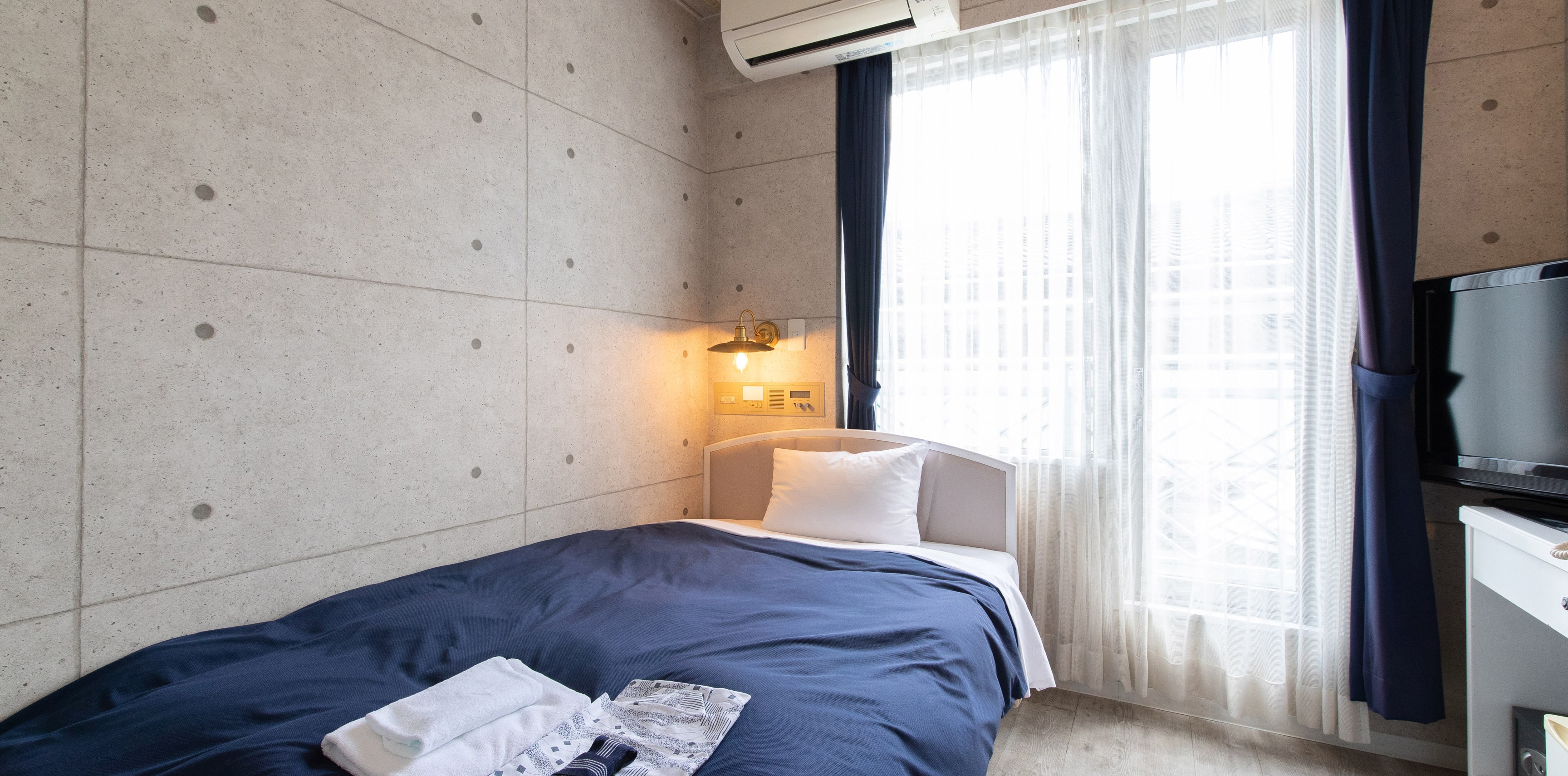 [Kamar semi-double bebas rokok]