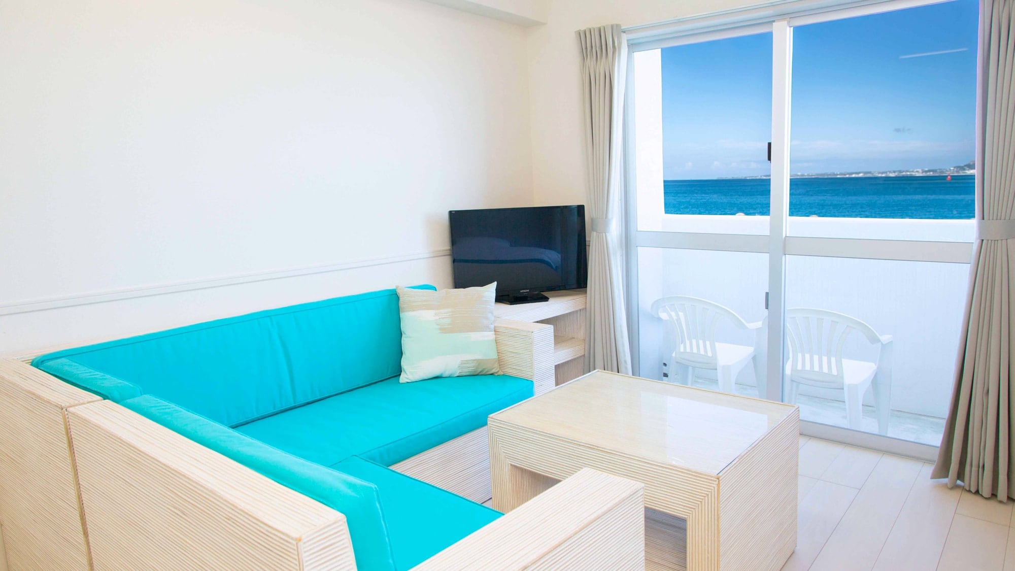 [Western-style room, 1LDK (1F)] Furnishings based on white that go well with the blue sea