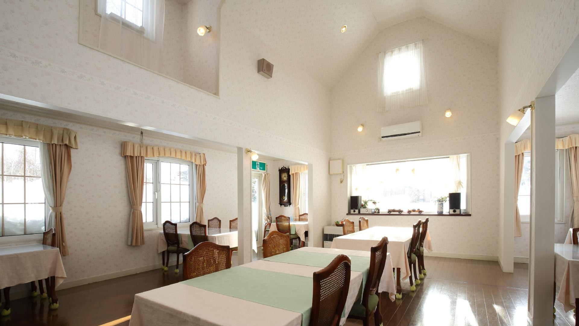 40-tatami open-ceiling dining room.