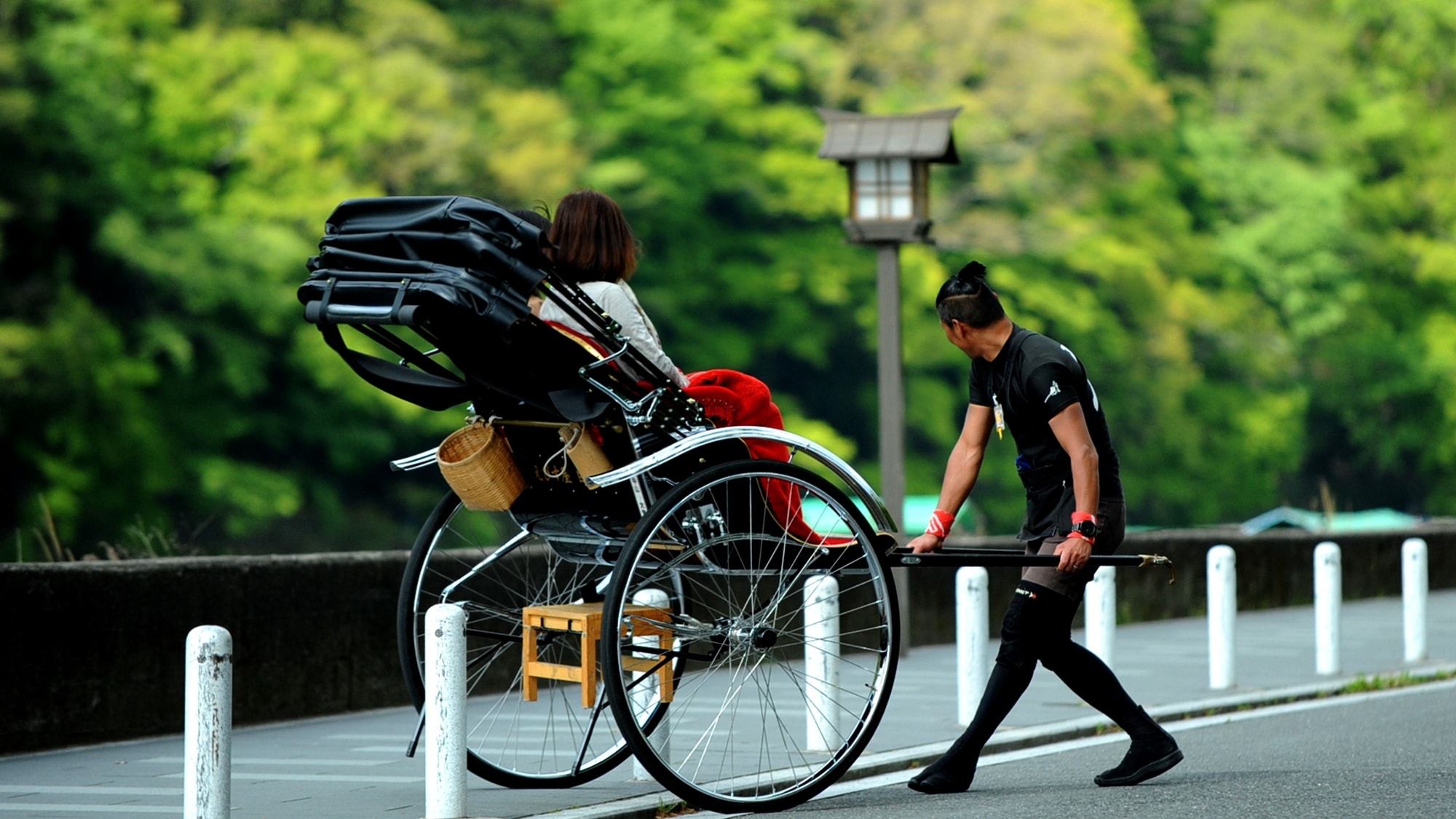 新鮮的綠色嵐山和大德中山