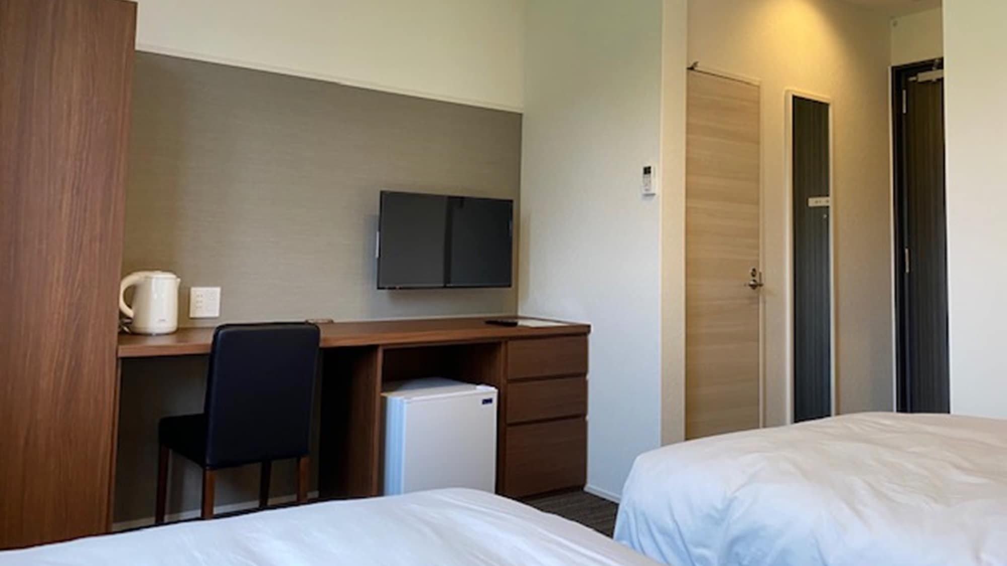 * [Twin] All rooms have semi-double beds and are equipped with free Wi-Fi.