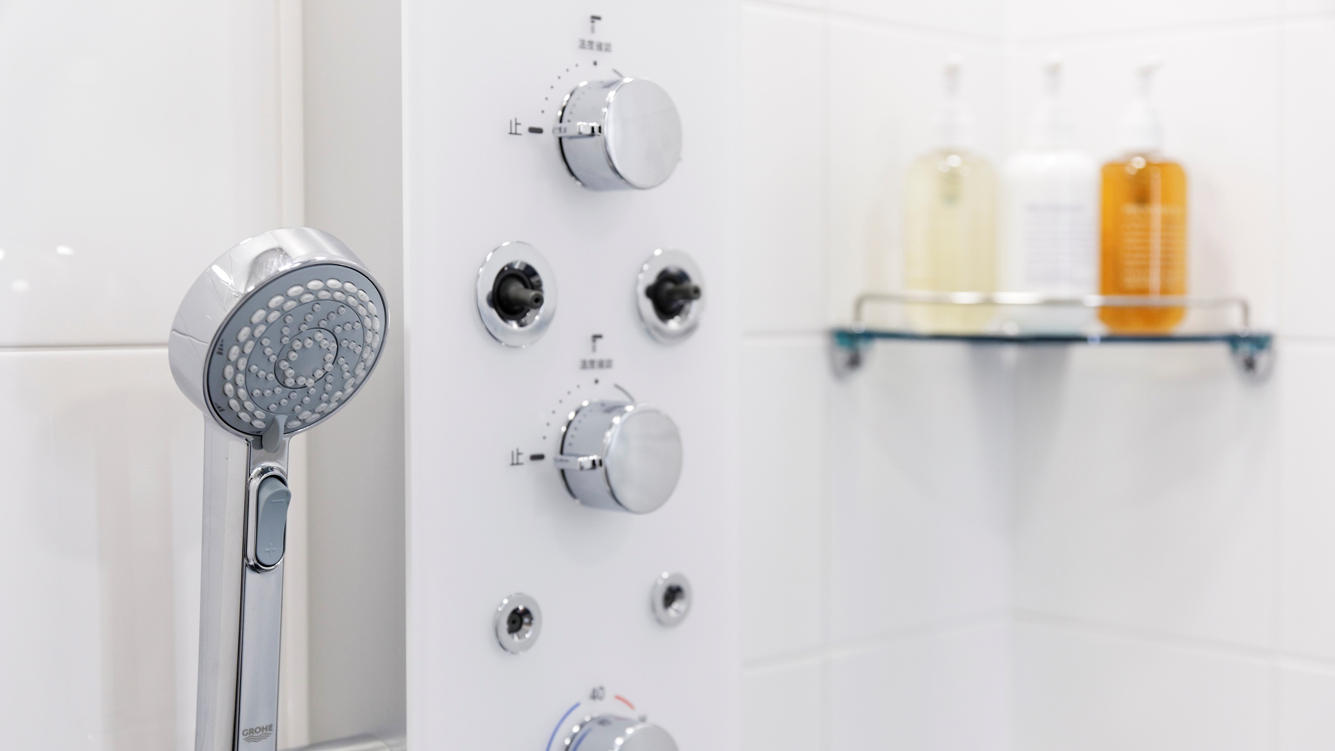 Twin room multifunction shower panel. Please enjoy a comfortable bath time.