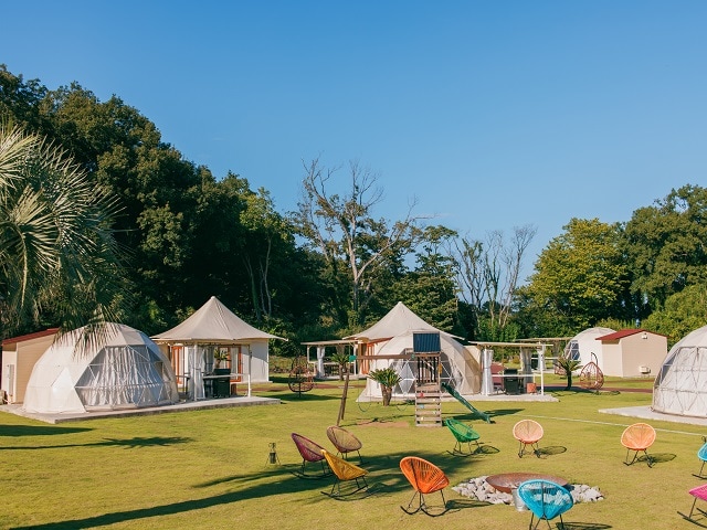 Dome tent glamping exterior