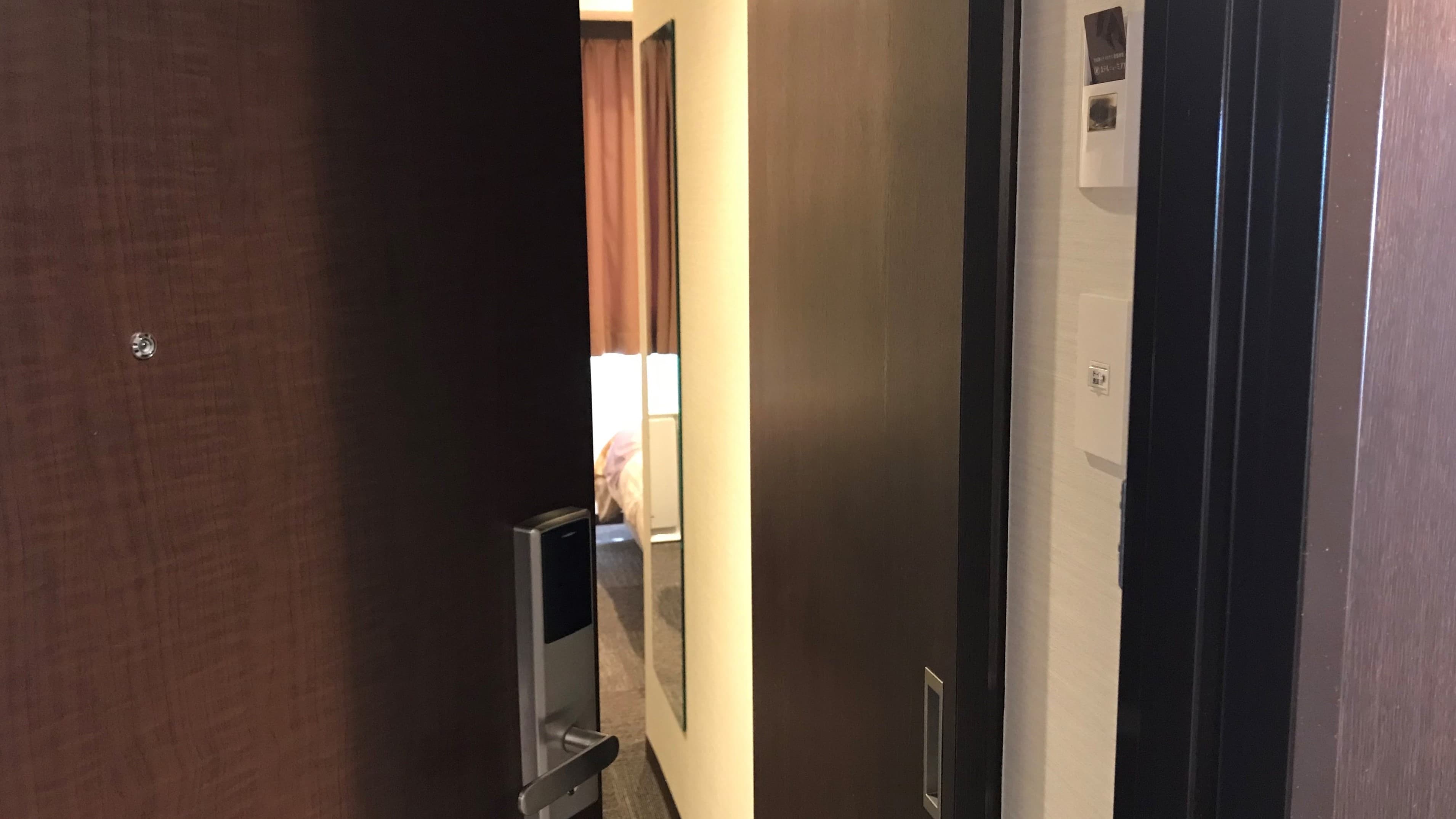 [Room key] After opening the door, insert it into the holder to turn on the power of the room.