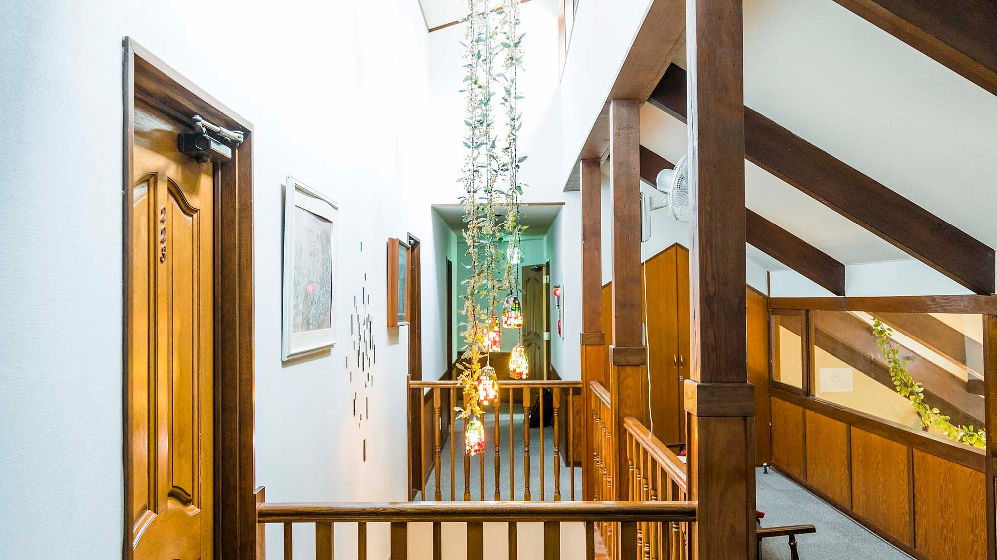 ・＜2F＞The hallway is an open space, creating a bright and comfortable space.