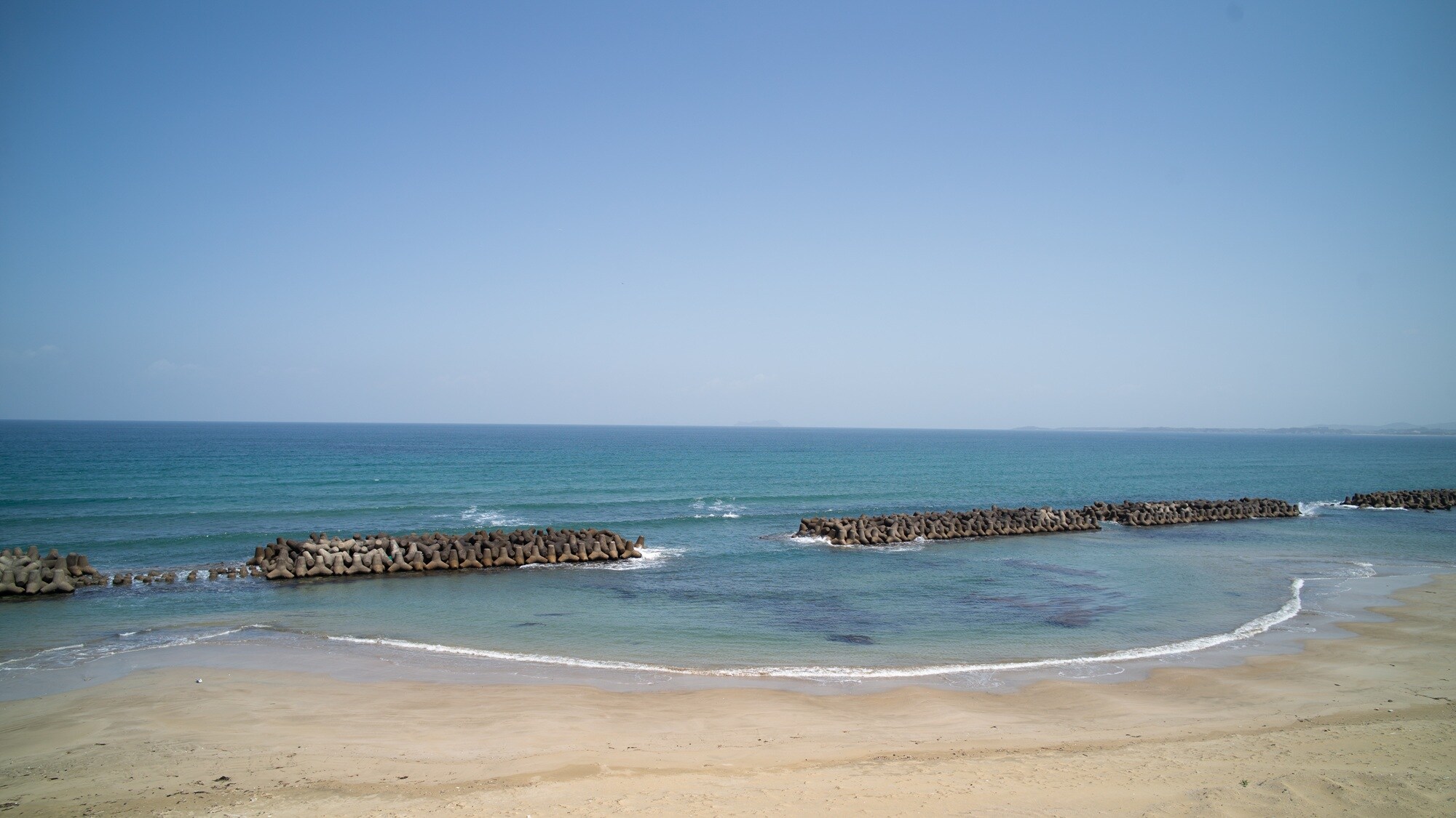 Pantai Hatsu, yang telah dipilih sebagai salah satu dari "100 Pantai Berenang Terbaik" oleh Kementerian Lingkungan Hidup, hanya berjarak 3 menit berjalan kaki dari hotel.