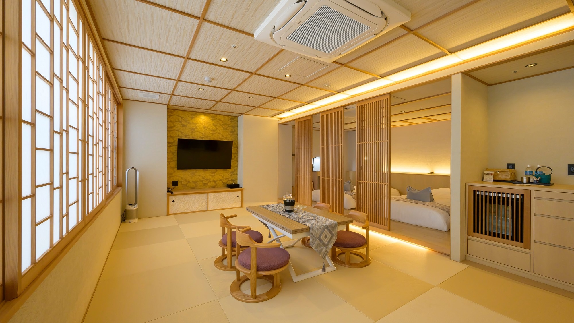 [Suite room with semi-open-air bath and sauna] Spacious 20-tatami living room