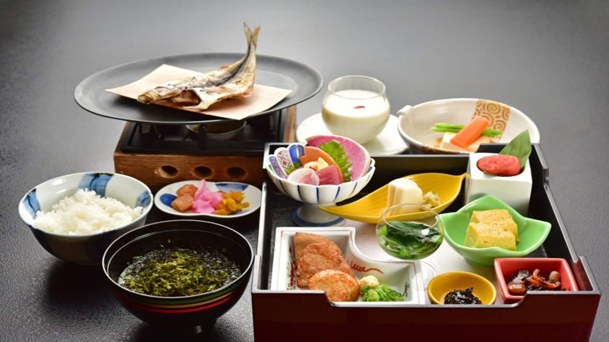 The breakfast includes dried fish heated on a hot plate and ingredients from the surrounding area.
