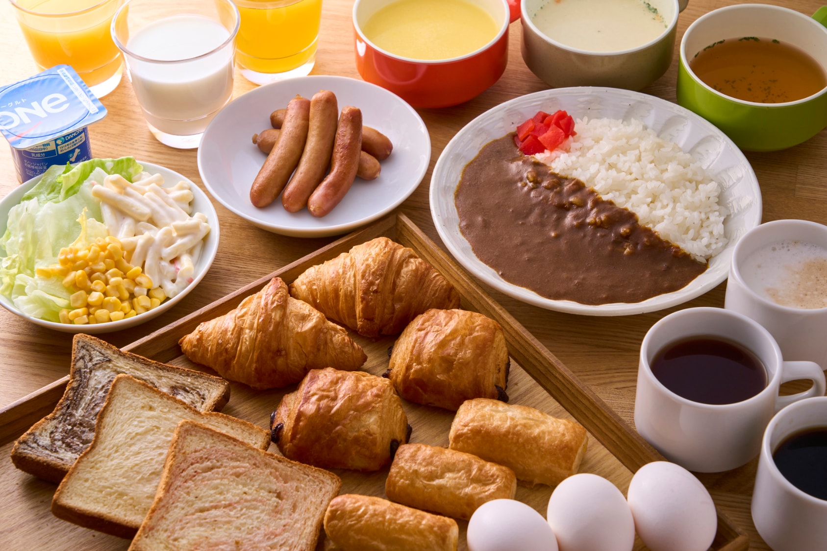 อาหารเช้าฟรี: แกงเช้าหลัก สลัด ขนมปังอบสดใหม่ ฯลฯ
