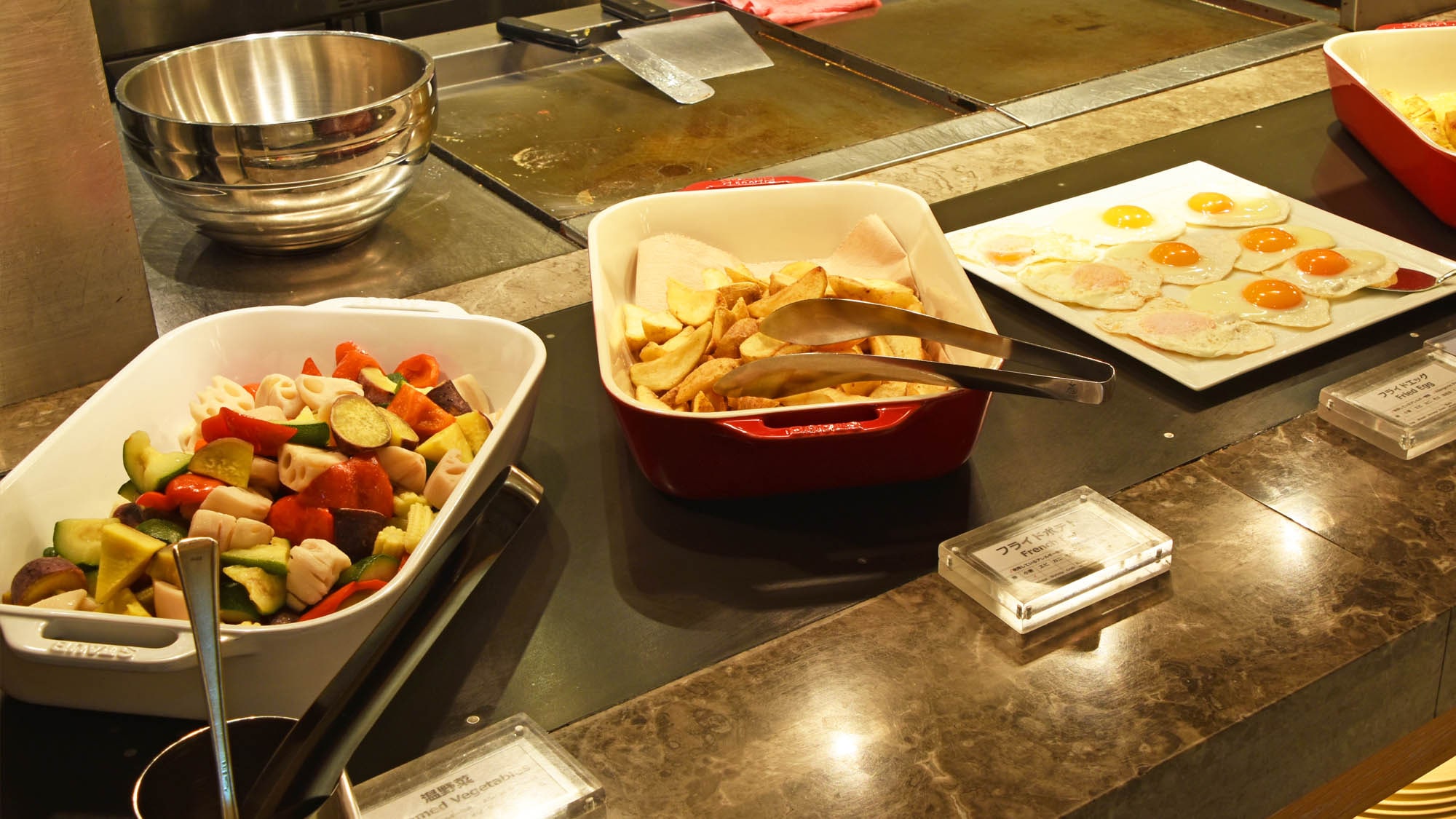 [Japanese and Western food buffet] You can enjoy both Western and Japanese food.