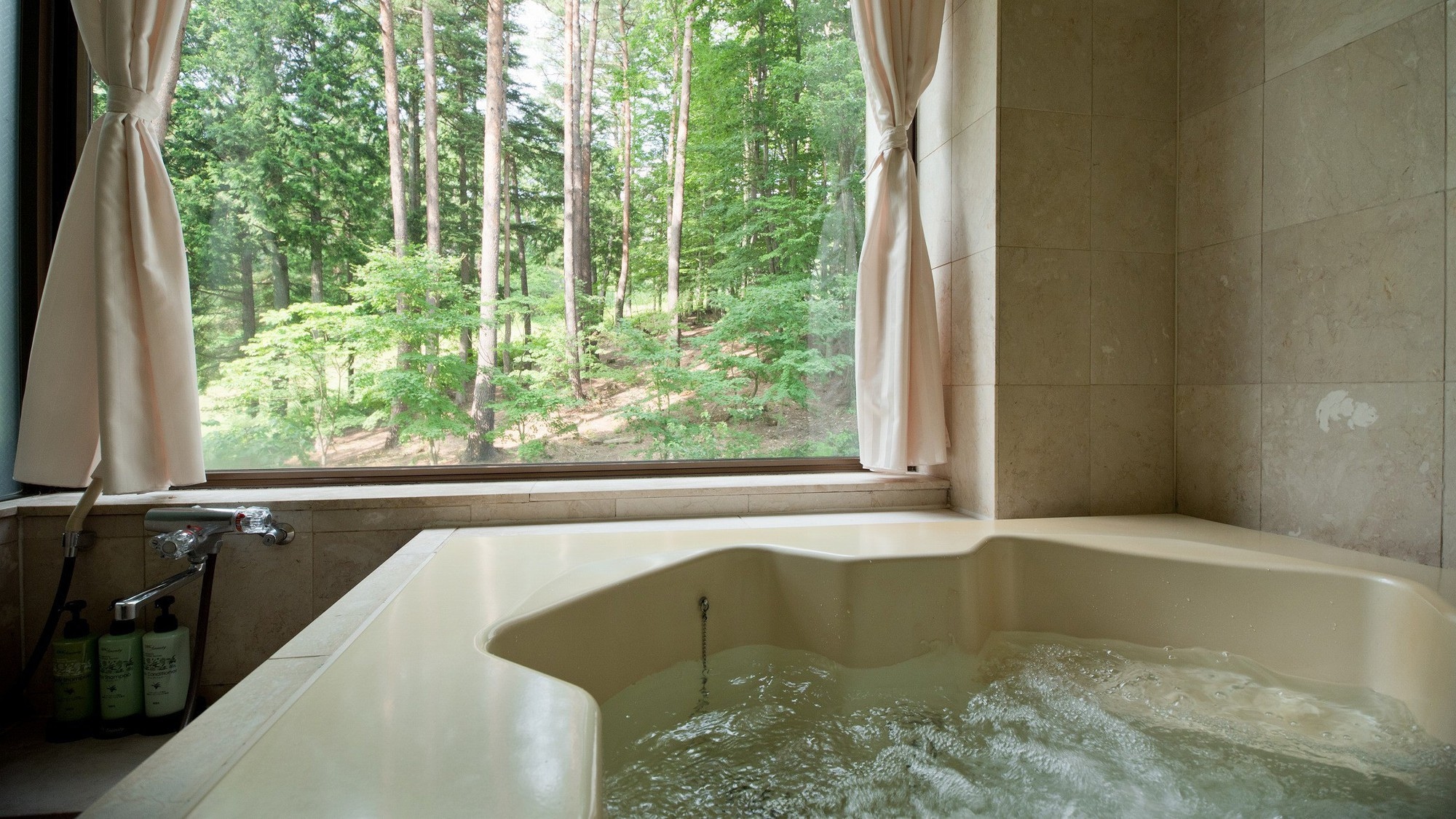 [Chateau building/Japanese/Western-style room/Western-style room] A room with a calm atmosphere.