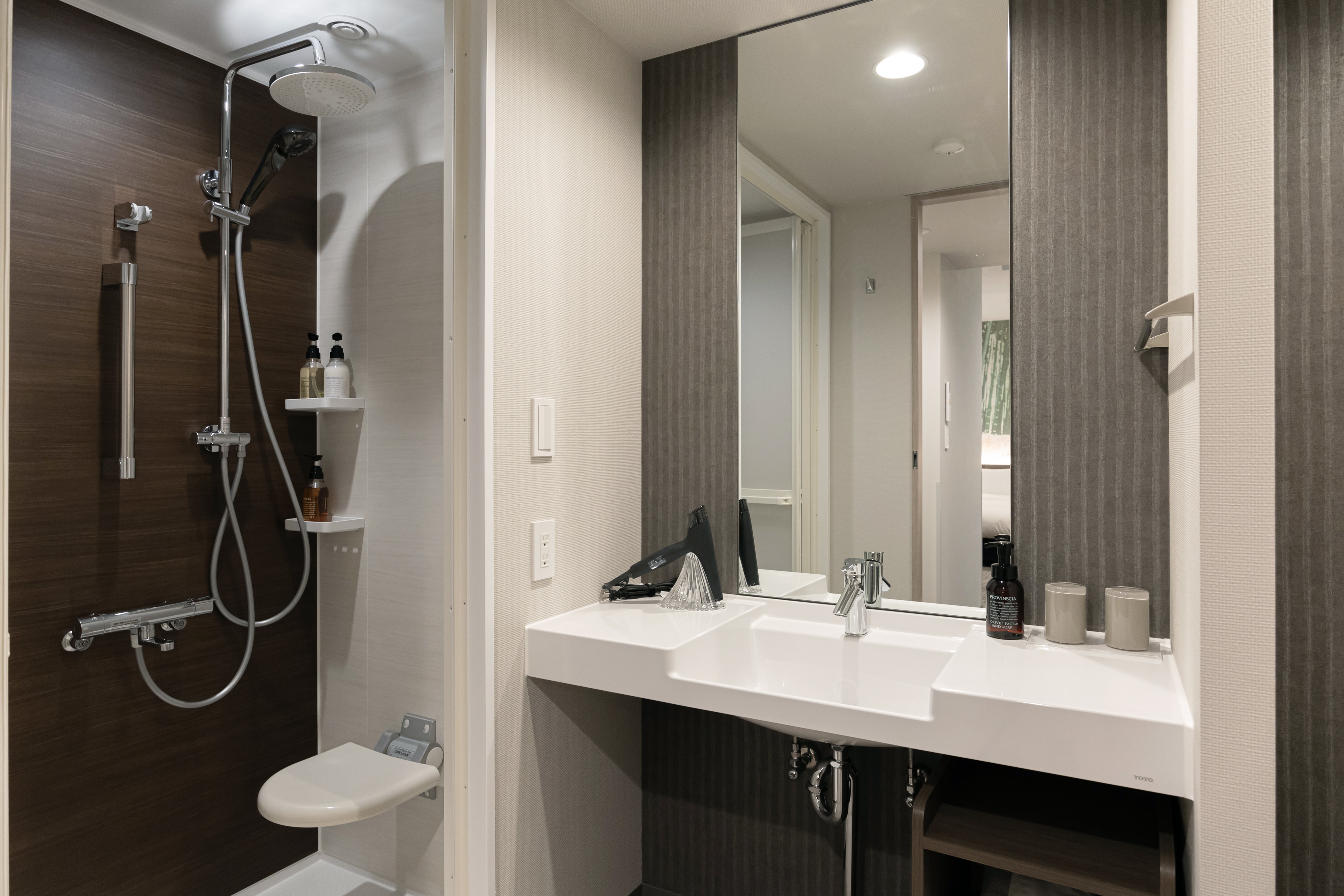 Room: Universal 3 beds, bathroom